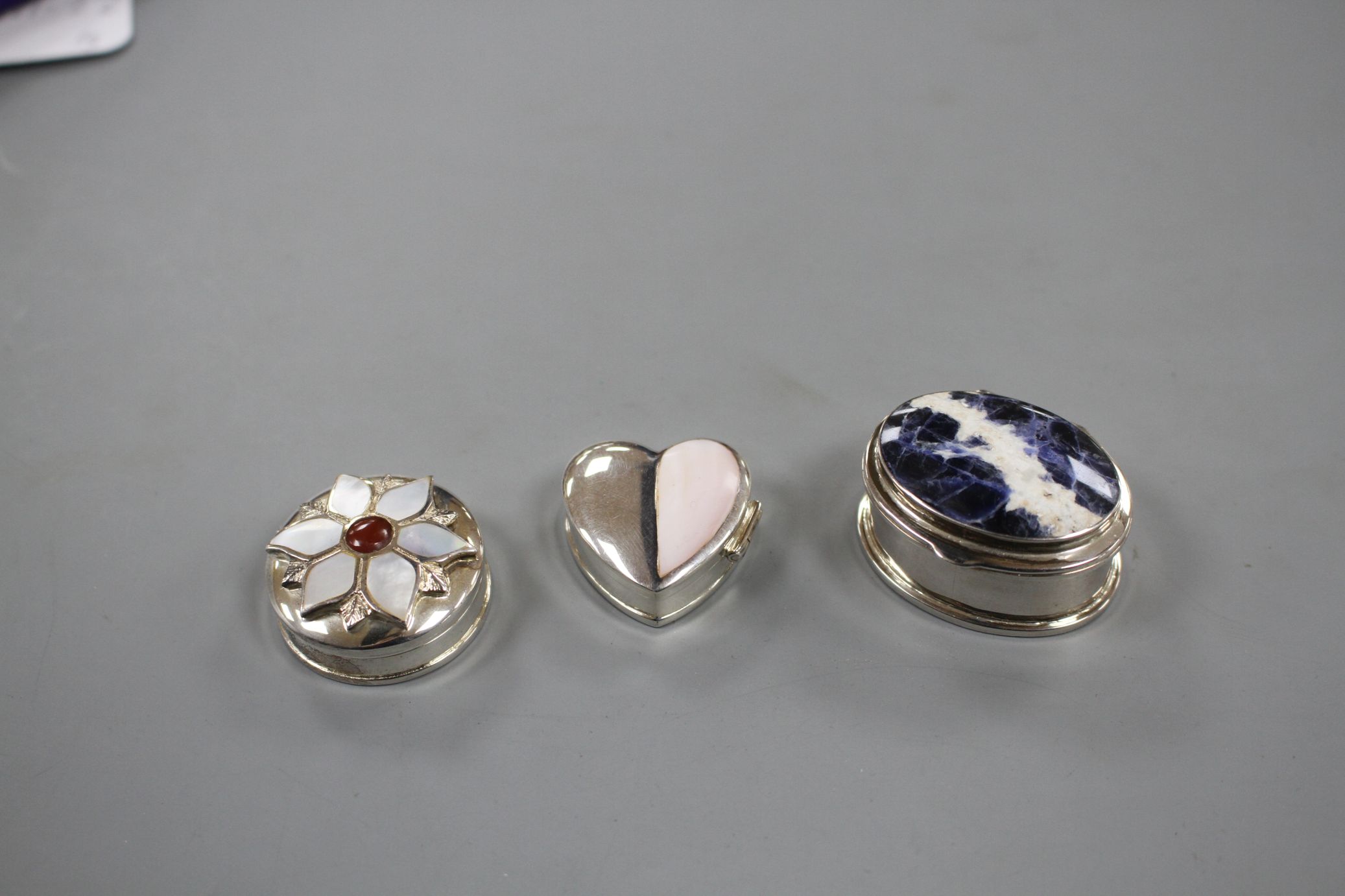 Three assorted modern silver pill boxes, including oval with hardstone lid, heart shaped and - Image 11 of 11