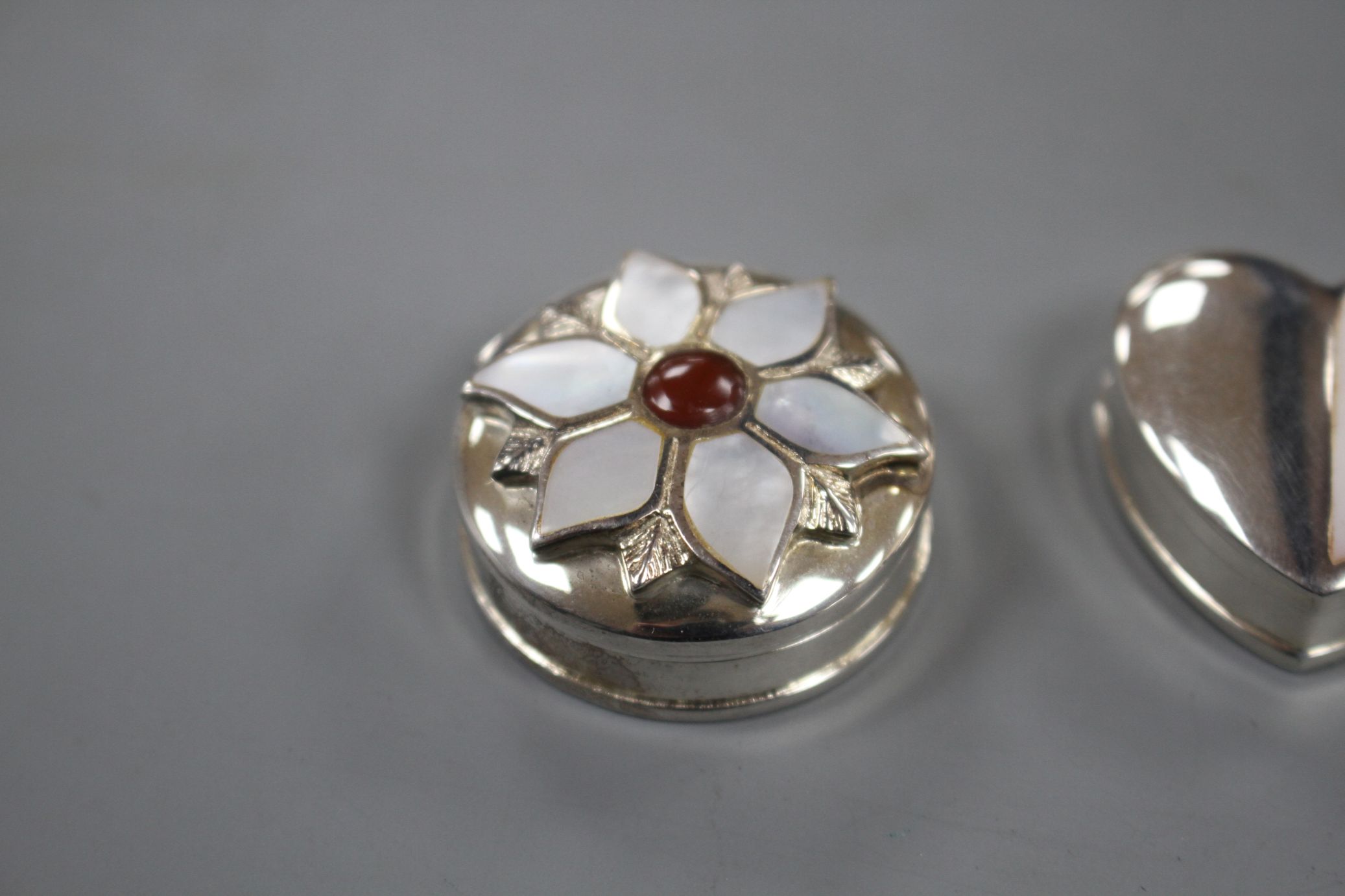 Three assorted modern silver pill boxes, including oval with hardstone lid, heart shaped and - Image 5 of 11