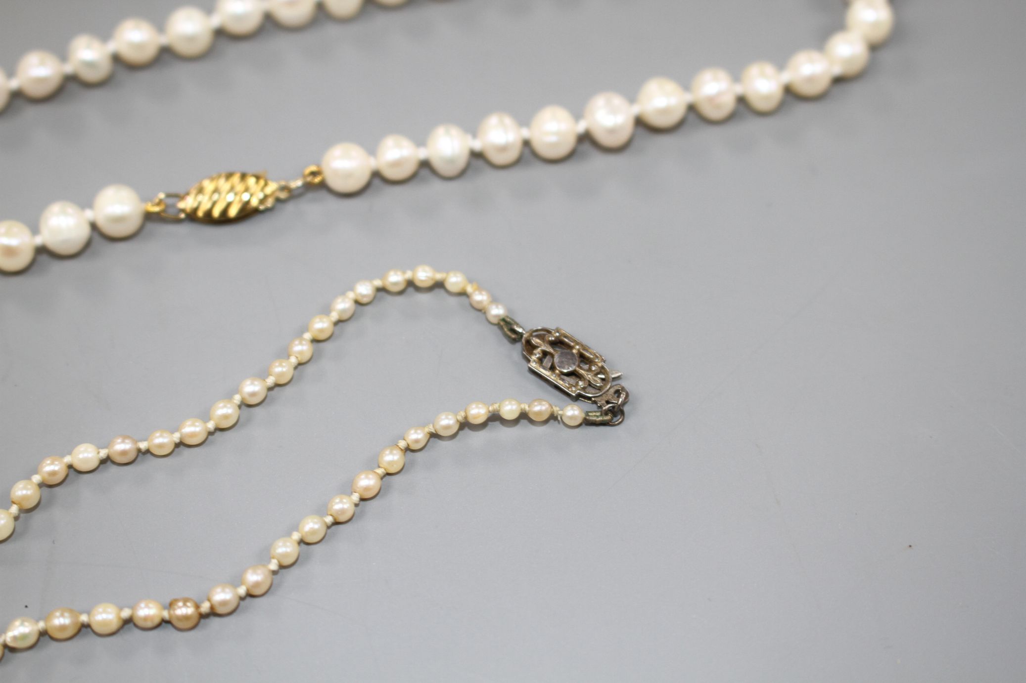 Seven assorted single strand cultured pearl necklaces, three with 925 clasps, two with 935 or 835 - Image 7 of 8