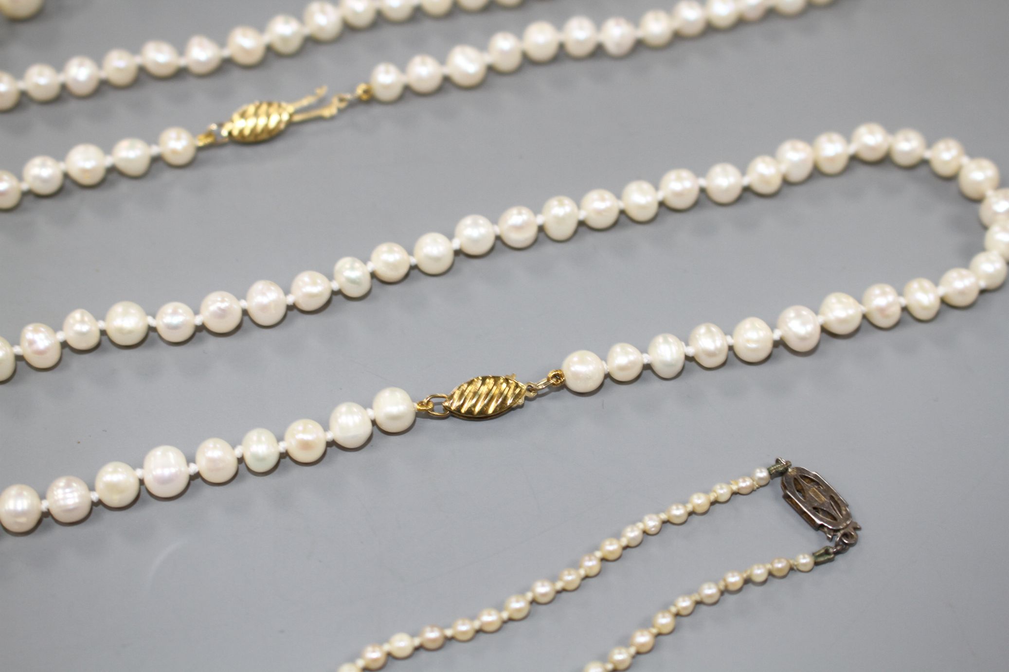 Seven assorted single strand cultured pearl necklaces, three with 925 clasps, two with 935 or 835 - Image 6 of 8