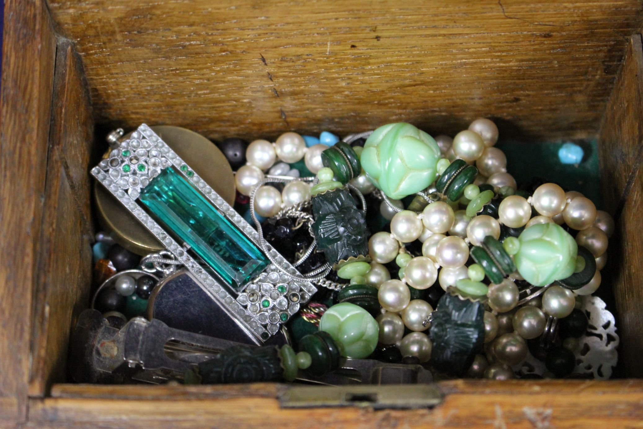 A wooden box containing assorted jewellery etc. - Image 4 of 4