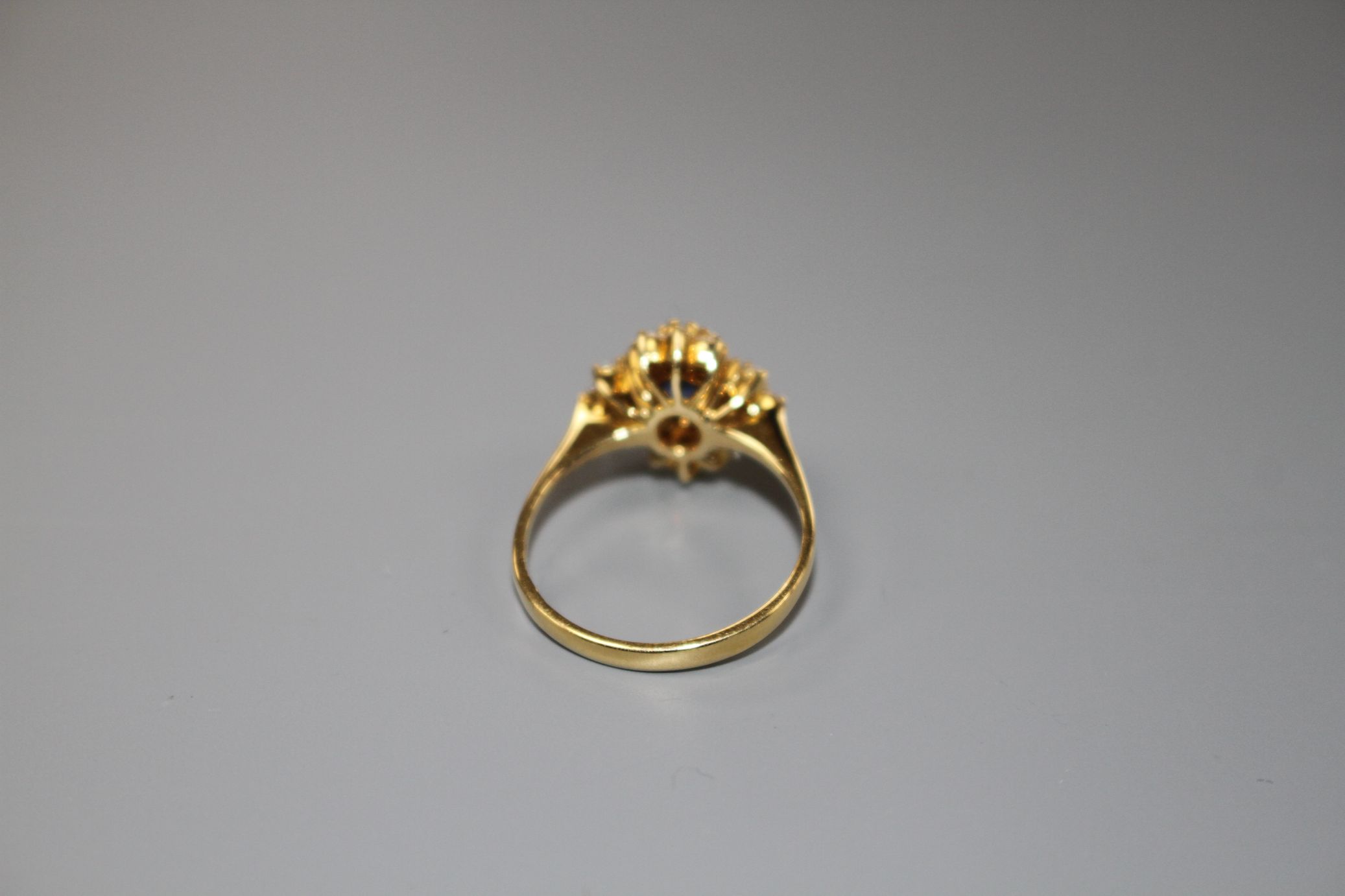 A modern 18ct gold, sapphire and diamonds set quatrefoil shaped cluster ring, size M, gross 4 - Image 3 of 6