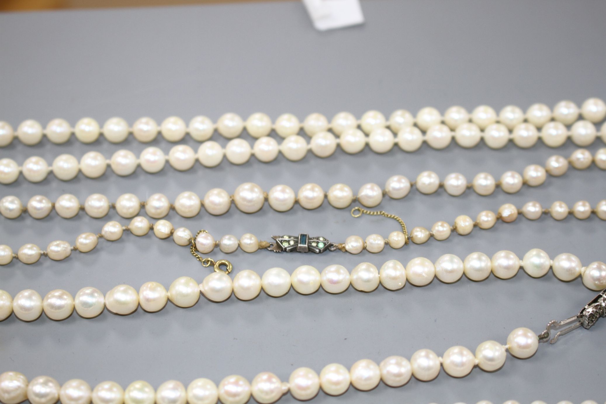 Seven assorted single strand cultured pearl necklaces, three with 925 clasps, two with 935 or 835 - Image 3 of 8