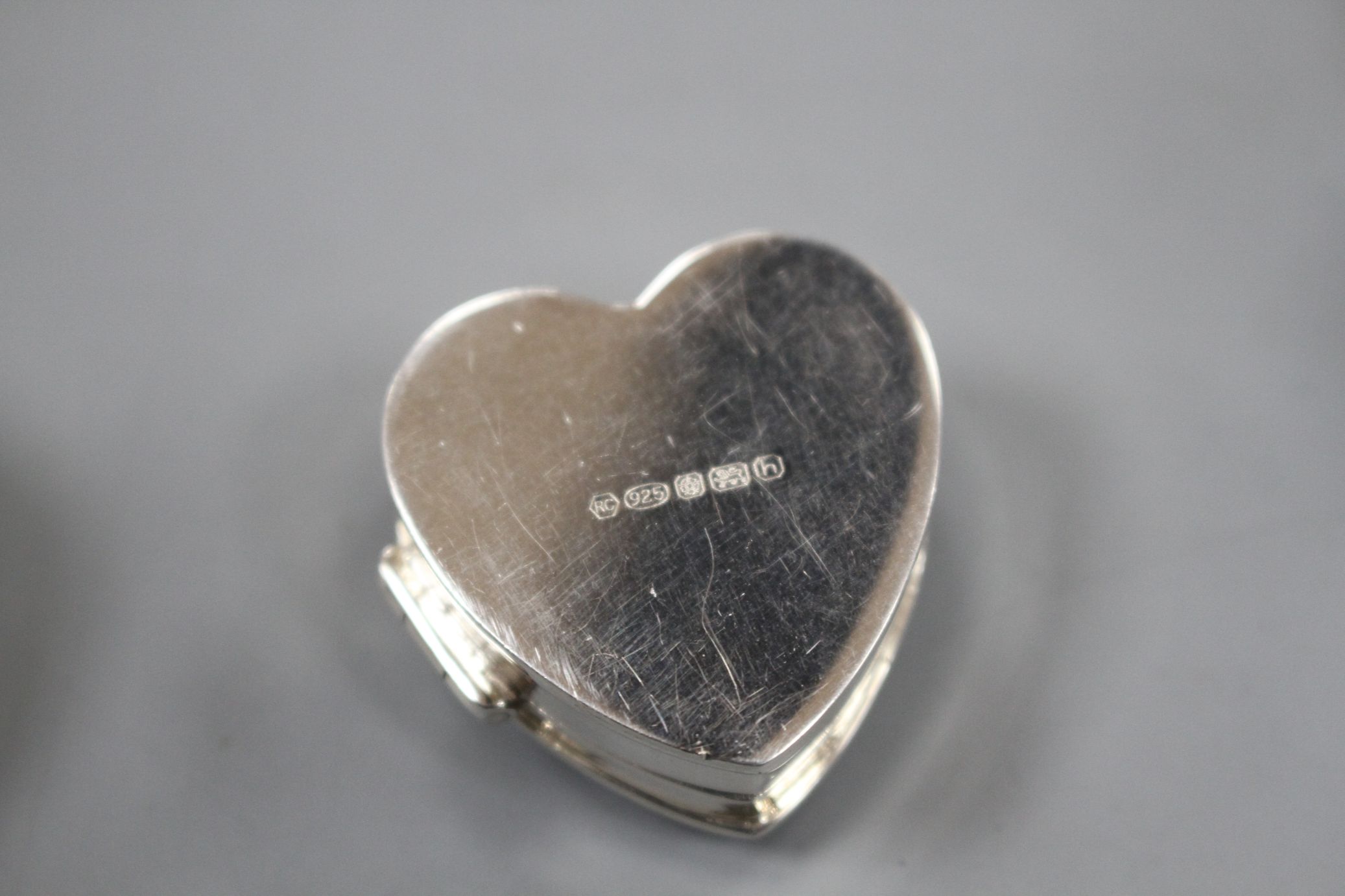 Three assorted modern silver pill boxes, including oval with hardstone lid, heart shaped and - Image 7 of 11