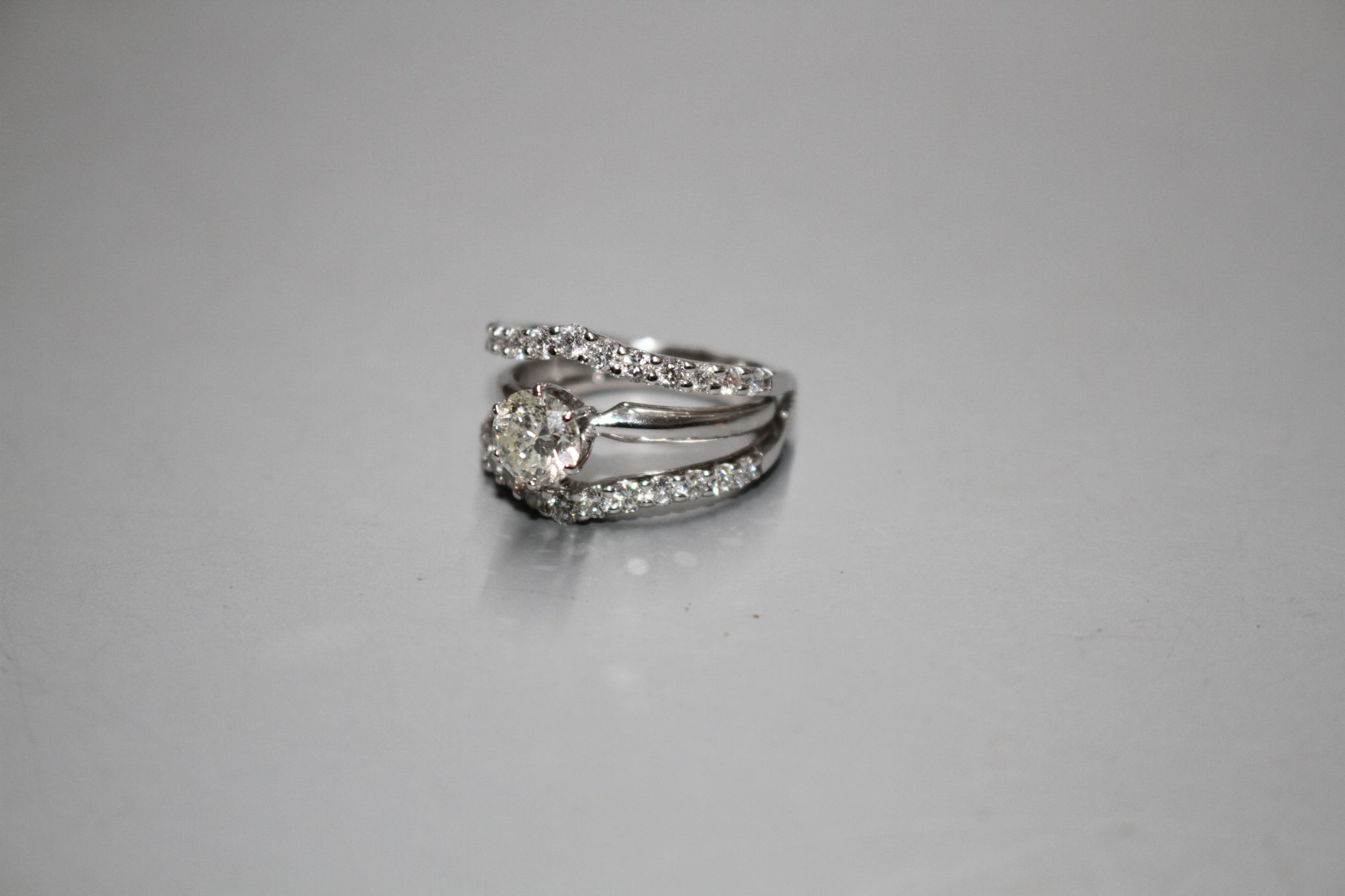 A modern 14kt white metal and triple band diamond dress ring, with two herringbone bands, each set - Image 4 of 7