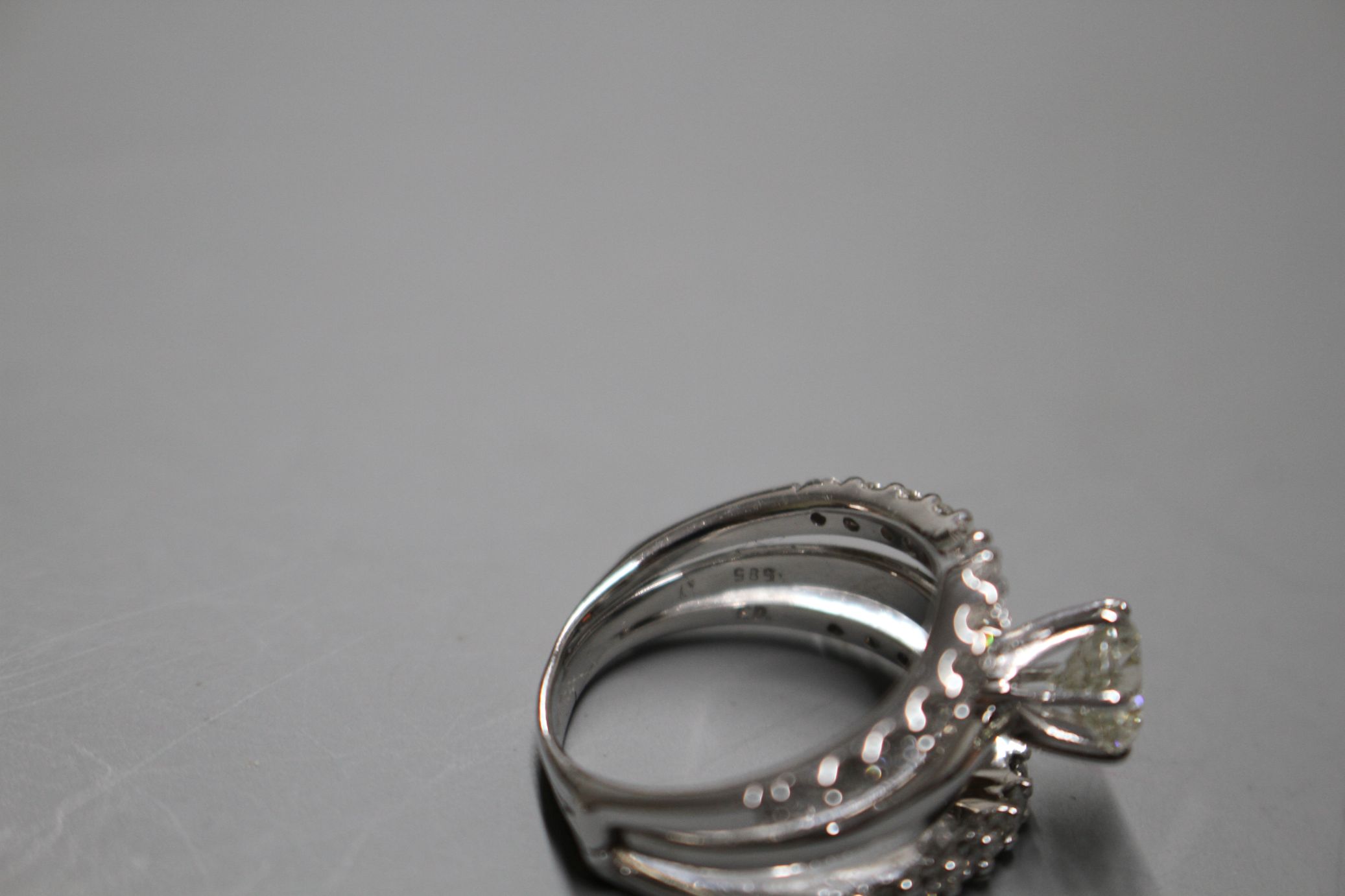 A modern 14kt white metal and triple band diamond dress ring, with two herringbone bands, each set - Image 6 of 7