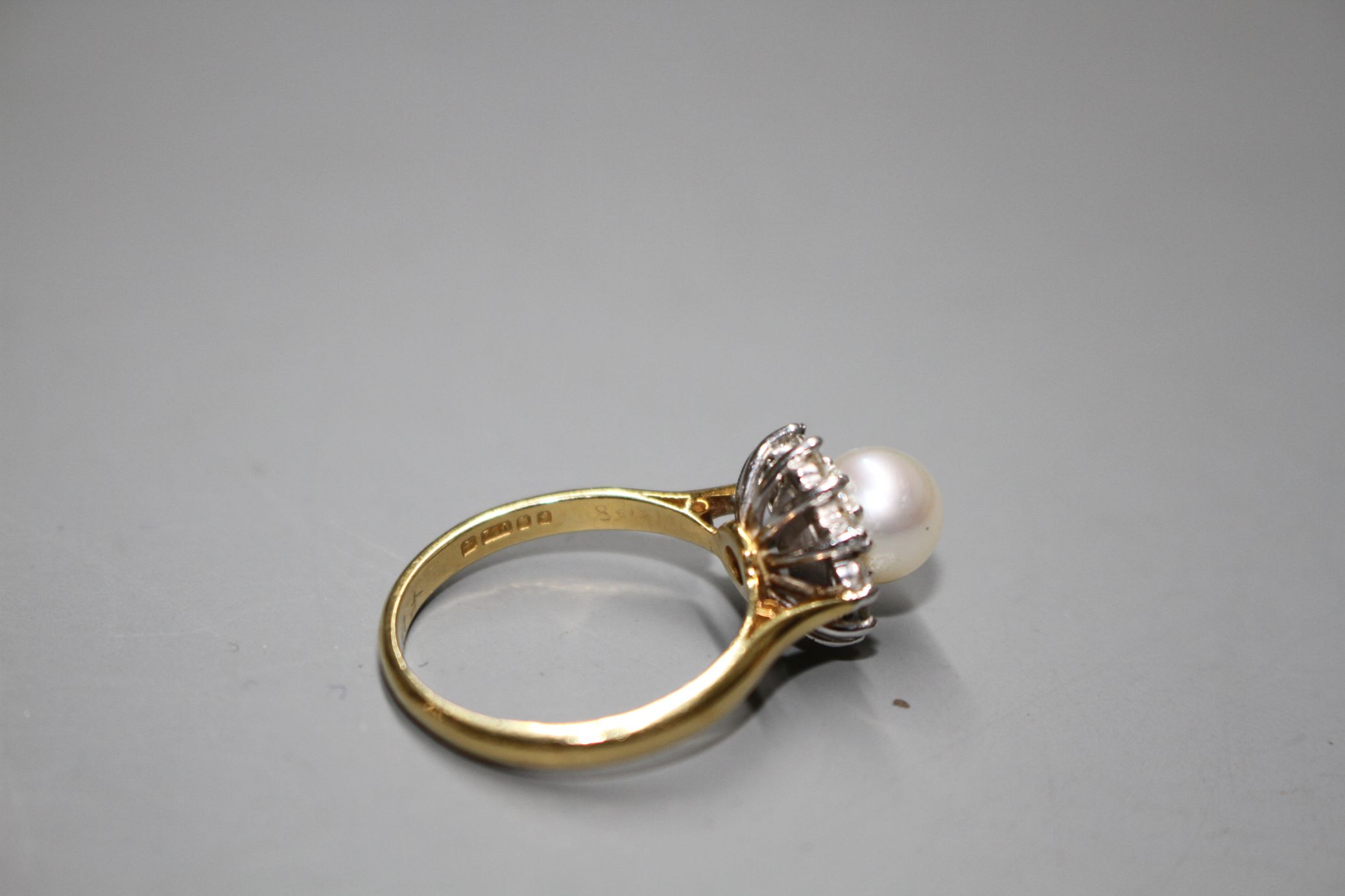 A modern 18ct gold, cultured pearl and diamond cluster set flower head ring, gross 4.4. grams. - Image 5 of 6