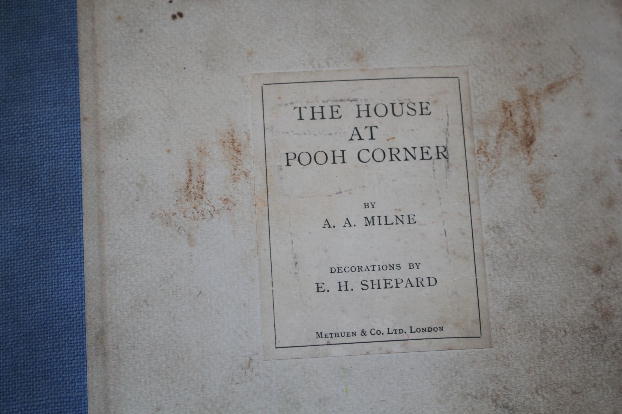 Milne, Alan Alexander - The House at Pooh corner, 1st edition, qto, one of 350 large paper copies, - Bild 2 aus 5