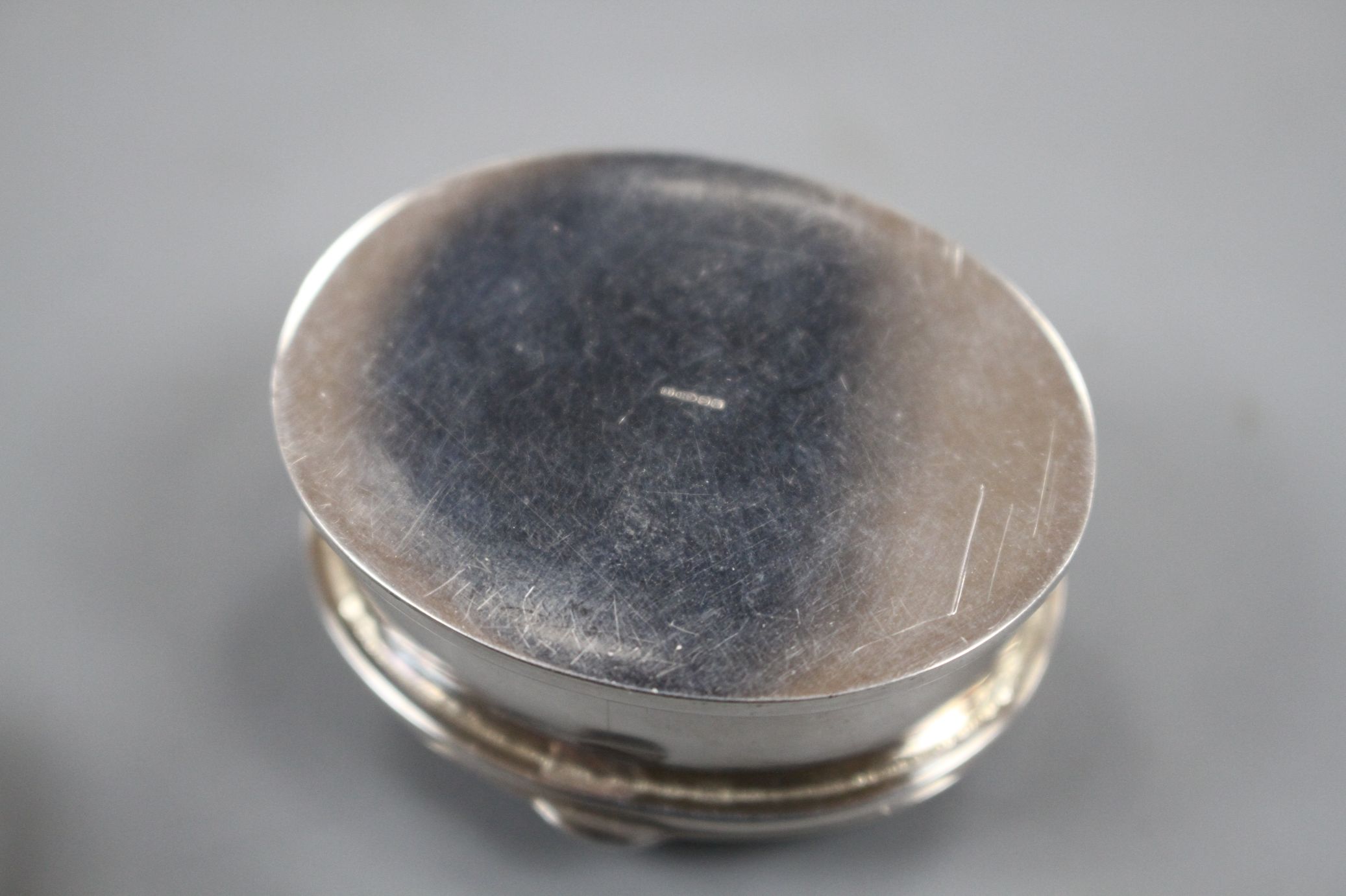 Three assorted modern silver pill boxes, including oval with hardstone lid, heart shaped and - Image 8 of 11