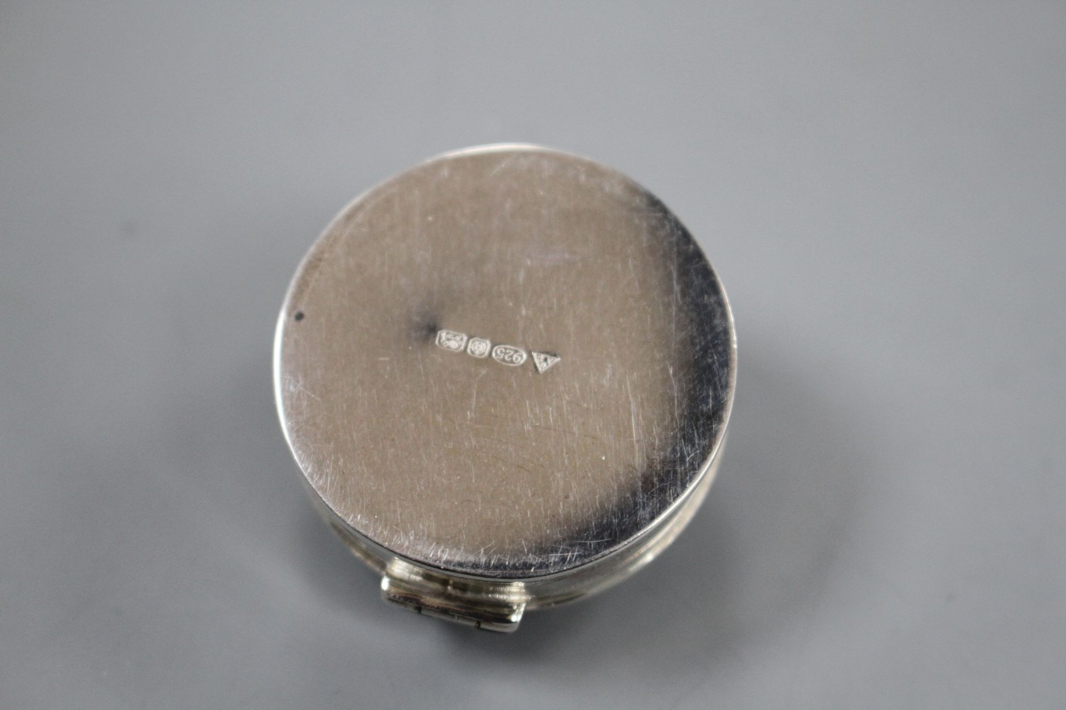 Three assorted modern silver pill boxes, including oval with hardstone lid, heart shaped and - Image 6 of 11