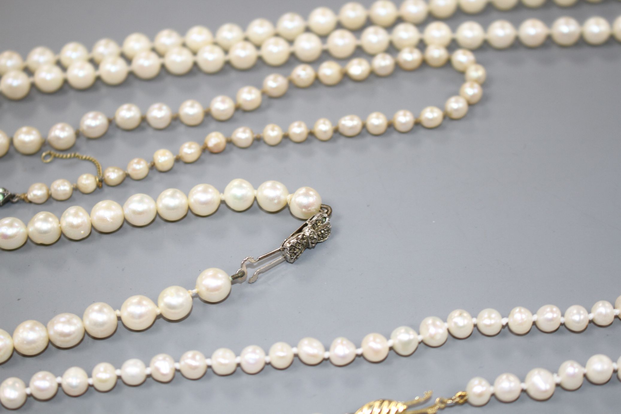 Seven assorted single strand cultured pearl necklaces, three with 925 clasps, two with 935 or 835 - Image 4 of 8
