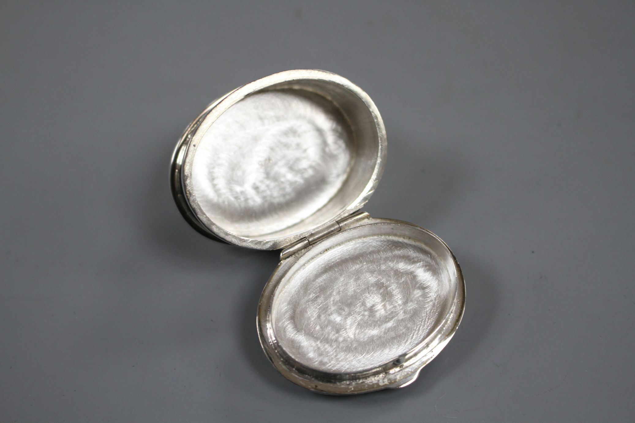 Three assorted modern silver pill boxes, including oval with hardstone lid, heart shaped and - Image 10 of 11