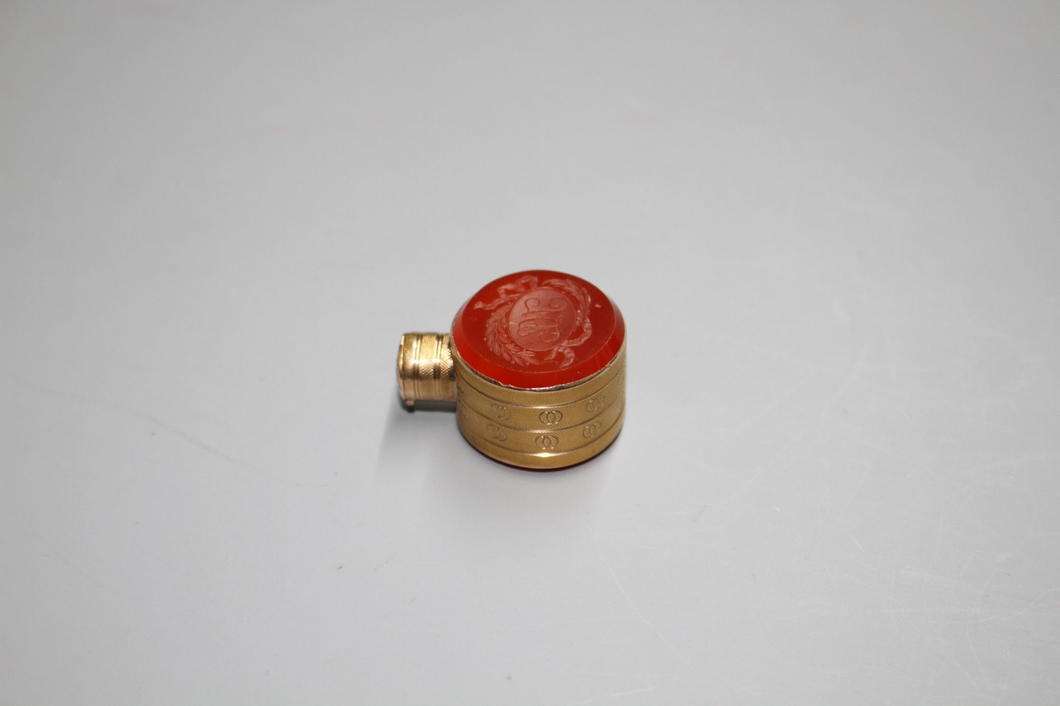 A small 19th century engraved gold and carnelian set moon shaped scent flask, one carnelian carved - Image 5 of 6