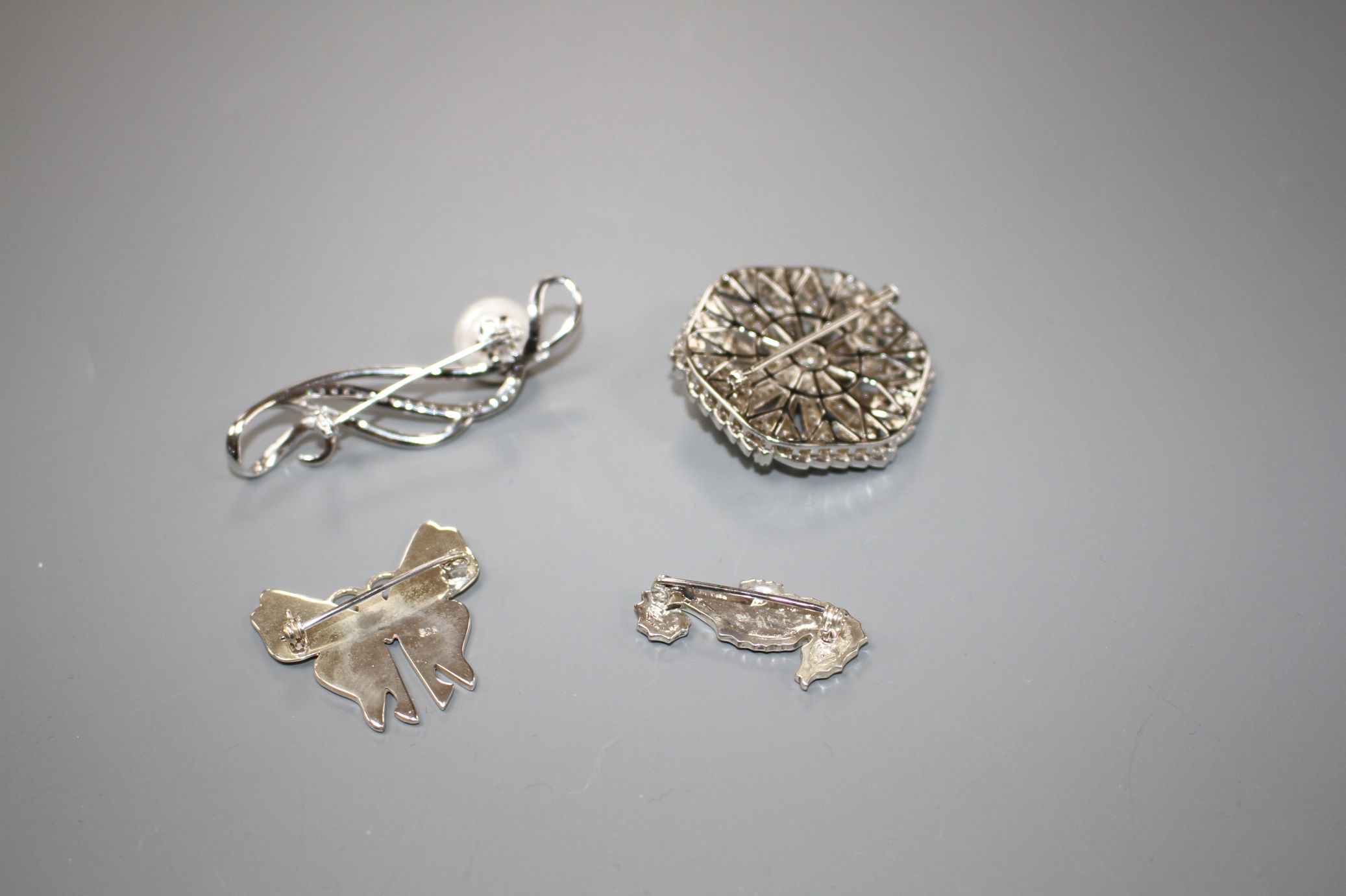 Four assorted modern 925 brooches, including paua shell butterfly and sea horse and a hexagonal - Image 2 of 2