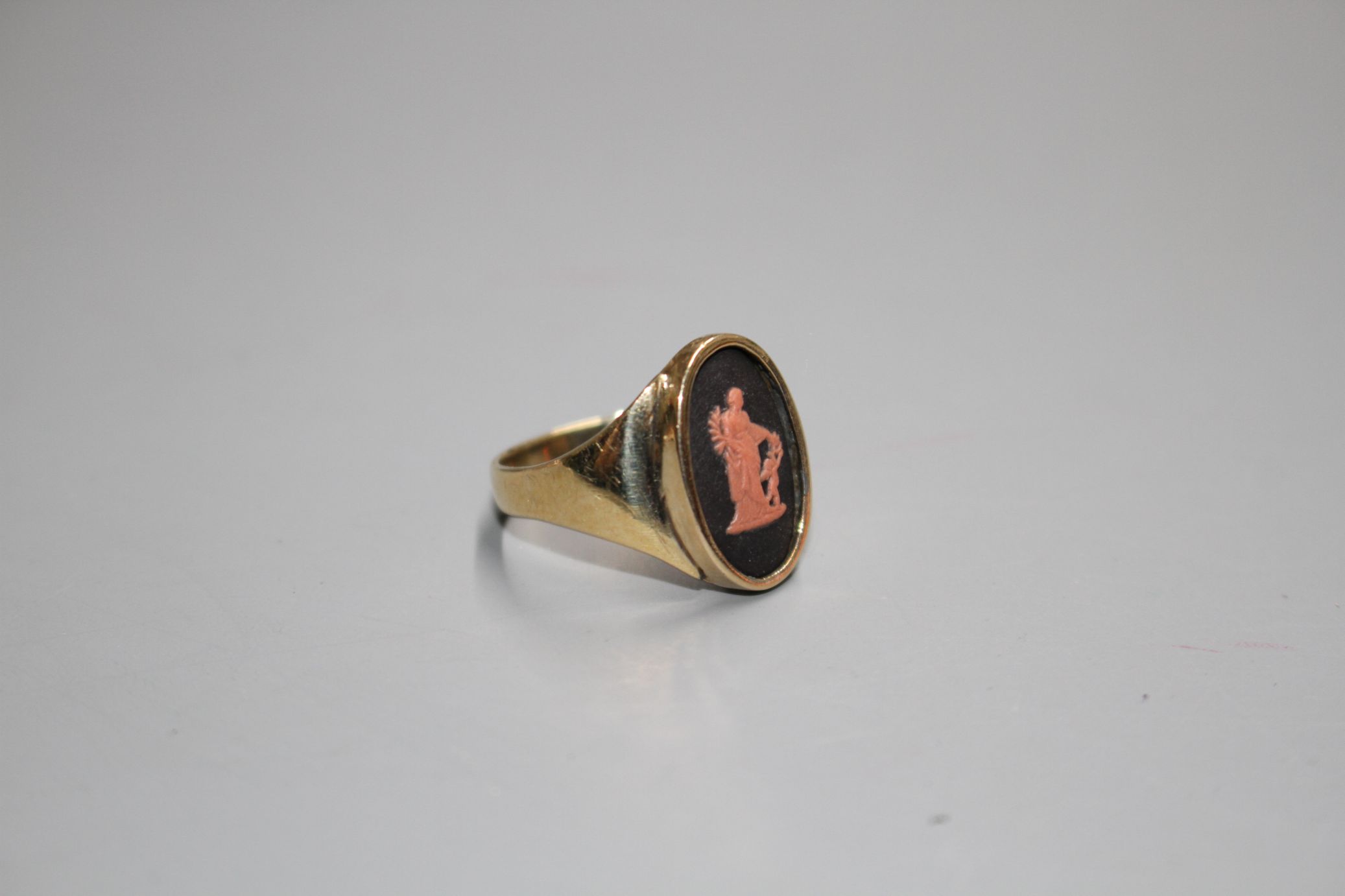 A yellow metal and oval Wedgwood plaque set ring, decorated with a lady and cherub, size N. - Image 4 of 4