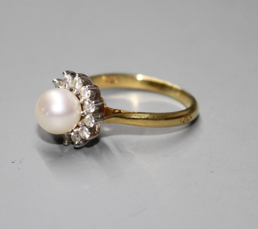 A modern 18ct gold, cultured pearl and diamond cluster set flower head ring, gross 4.4. grams.