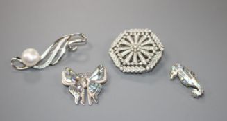 Four assorted modern 925 brooches, including paua shell butterfly and sea horse and a hexagonal