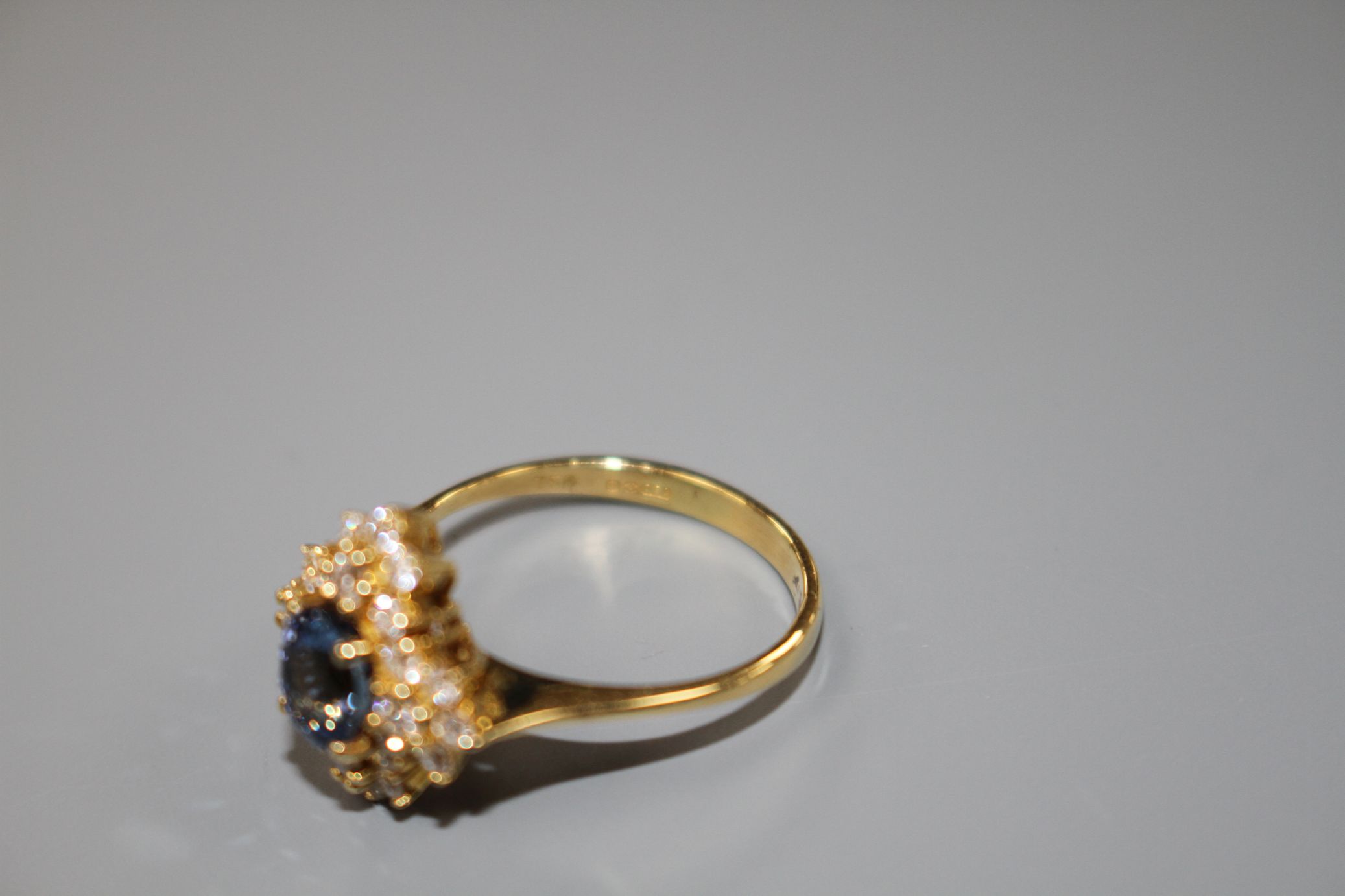 A modern 18ct gold, sapphire and diamonds set quatrefoil shaped cluster ring, size M, gross 4 - Image 5 of 6