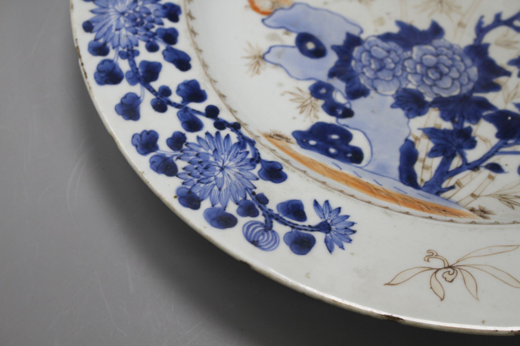 A Chinese grisaille and underglaze blue dish, c.1740, decorated with birds, bamboo, rocks and - Image 5 of 8