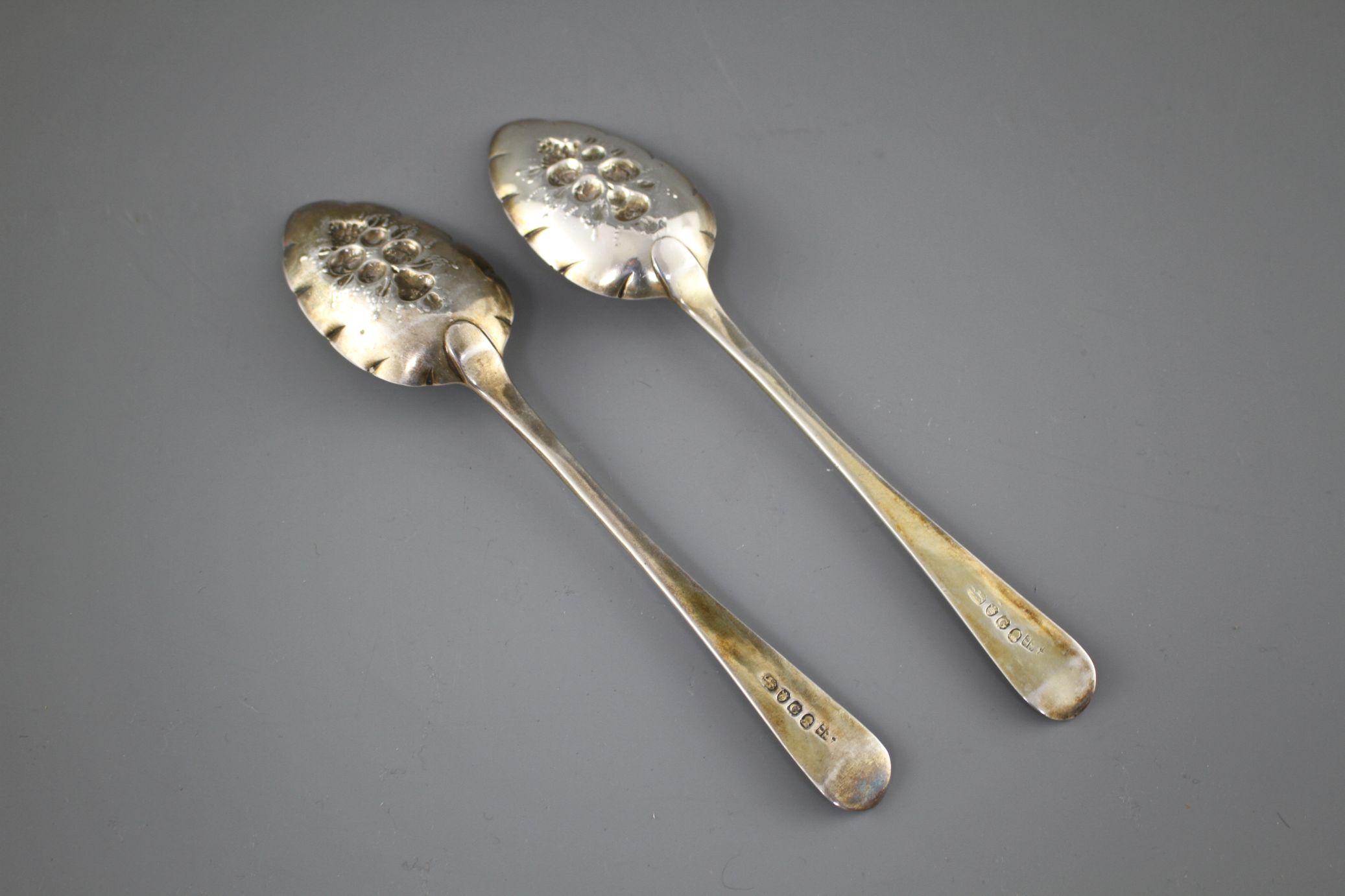 A pair of George III Old English pattern 'berry' spoons, by Eley & Fearn, London, 1802, 22.2cm, 3. - Image 3 of 5