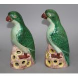 A pair of Chinese famille verte parrots, 20th century, 23cm Condition: Good condition