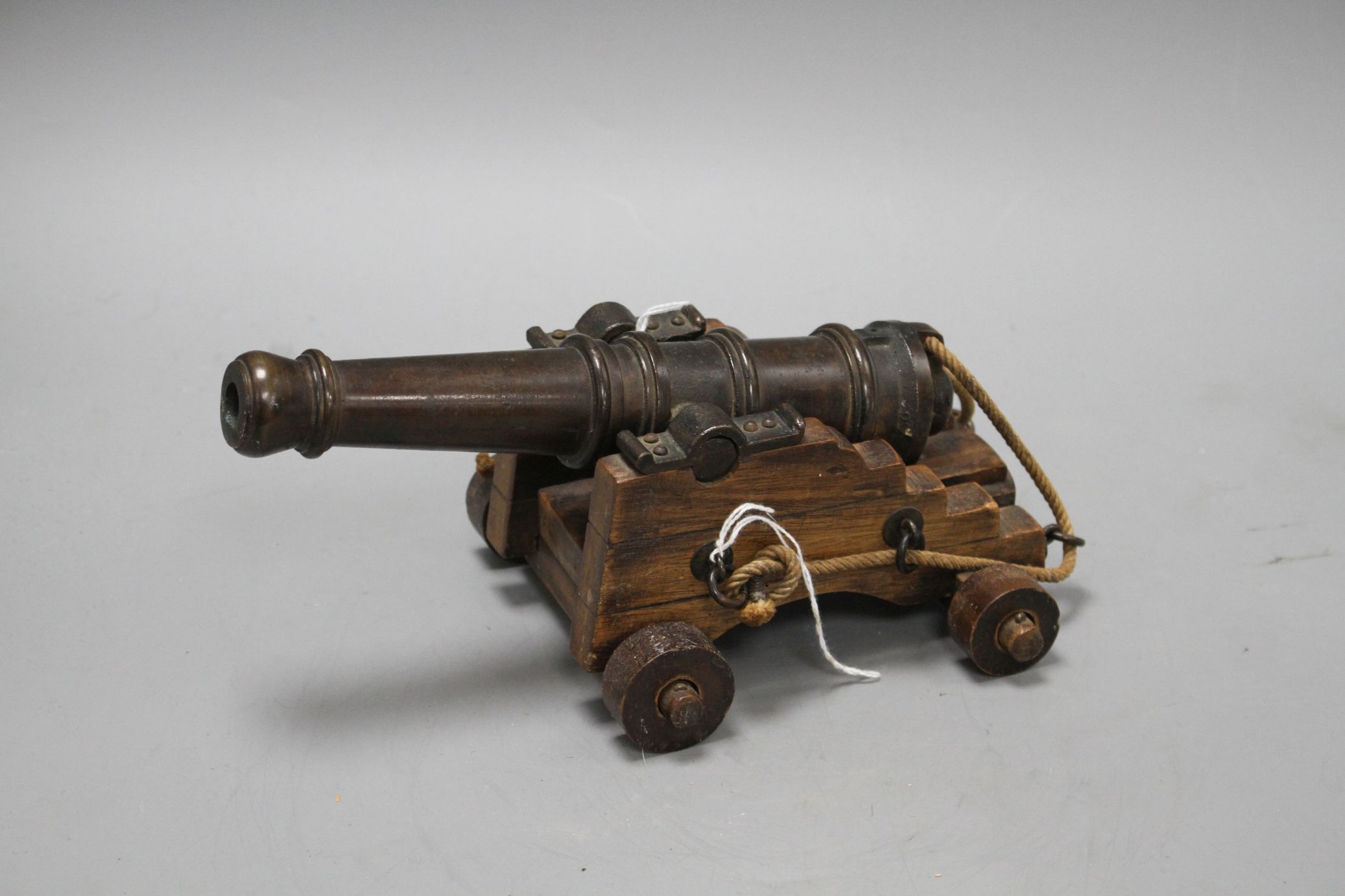 An early 20th century bronze model of a Naval cannon, on wooden trunnion base, length 25cm - Image 2 of 6