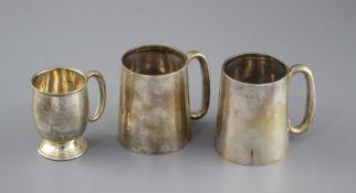 A pair of George V silver mugs, William Hair Haseler, Birmingham, 1935/7, height 85mm and one