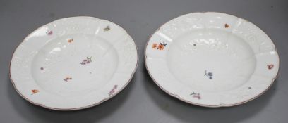 A pair of Chelsea Gotzkowsky type flower moulded dinner plates, c.1755, spur marks only, 24.5cm