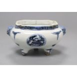 A Chinese blue and white tripod censer, Wanli-style L.13cm