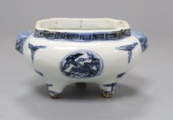 A Chinese blue and white tripod censer, Wanli-style L.13cm