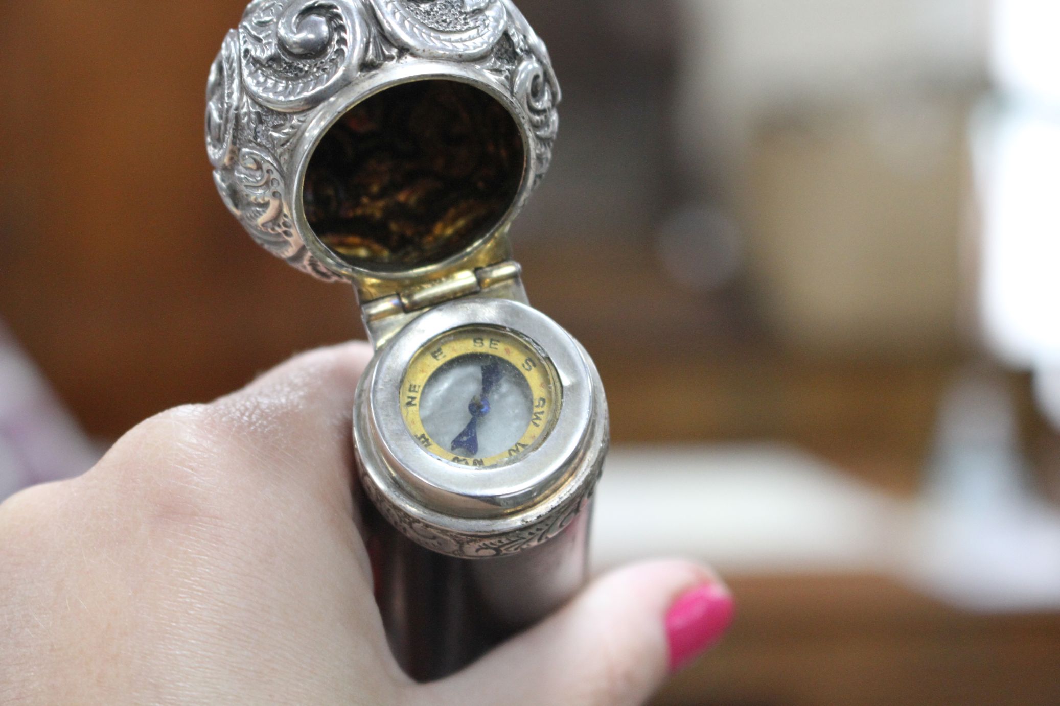 A Victorian walking stick with embossed silver pommel H.M., Birmingham 1906, opens to reveal a - Image 10 of 10