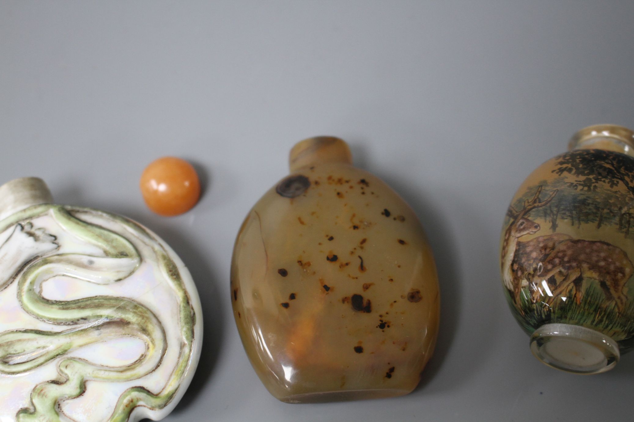 Two Chinese snuff bottles: agate and internally painted glass and a European porcelain scent flask - Image 4 of 7