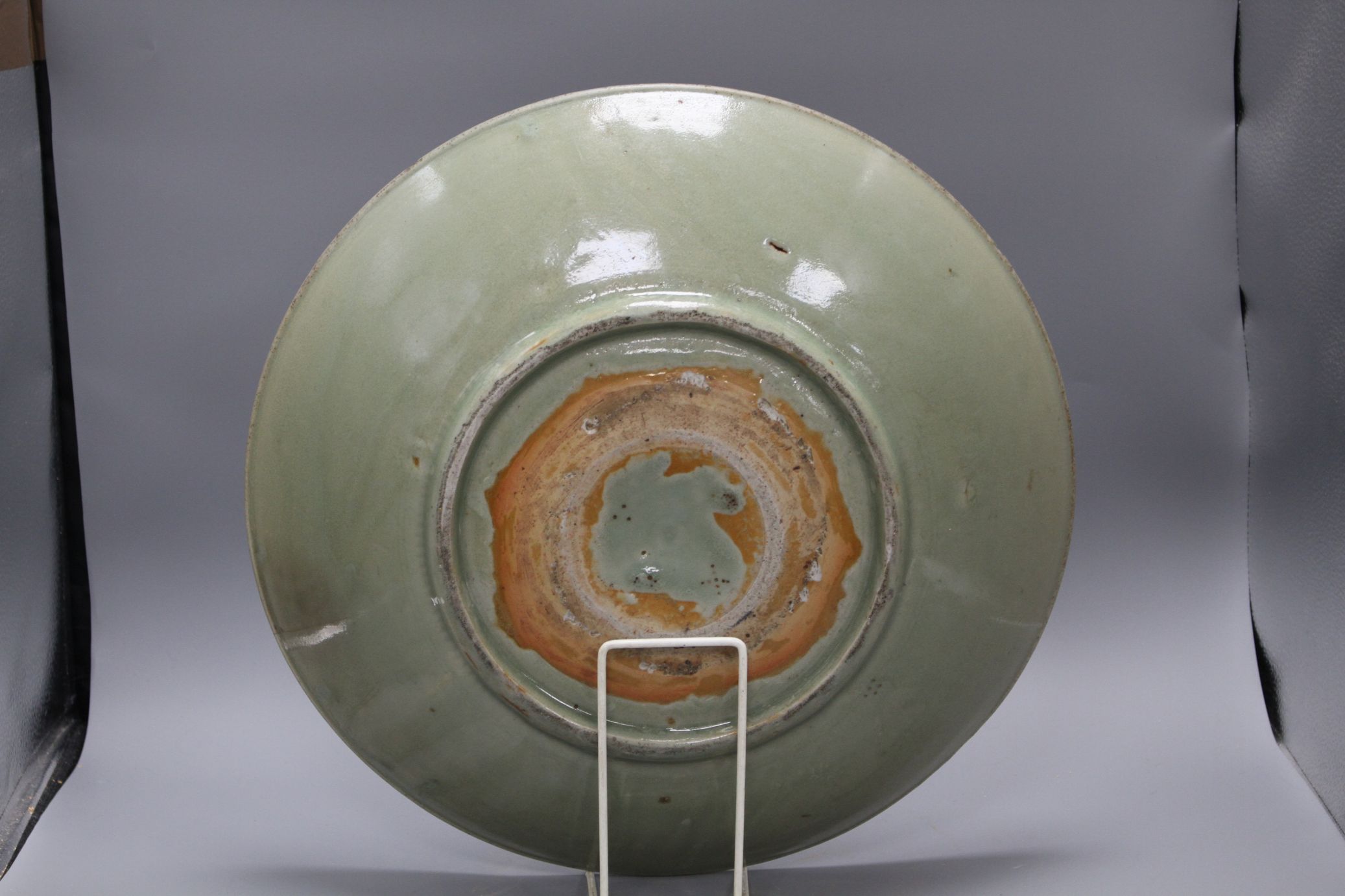 A 15th / 16th century Longquan celadon dish, incised with flowers, diameter 43cm, height 8.5cm - Image 6 of 12