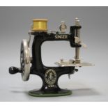 A miniature Singer sewing machine, height 16cm Condition: Looks to be in good working condition, one
