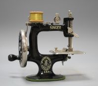 A miniature Singer sewing machine, height 16cm Condition: Looks to be in good working condition, one