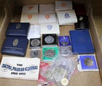 A collection of mainly modern coins, mostly crowns, many in original presentation boxes