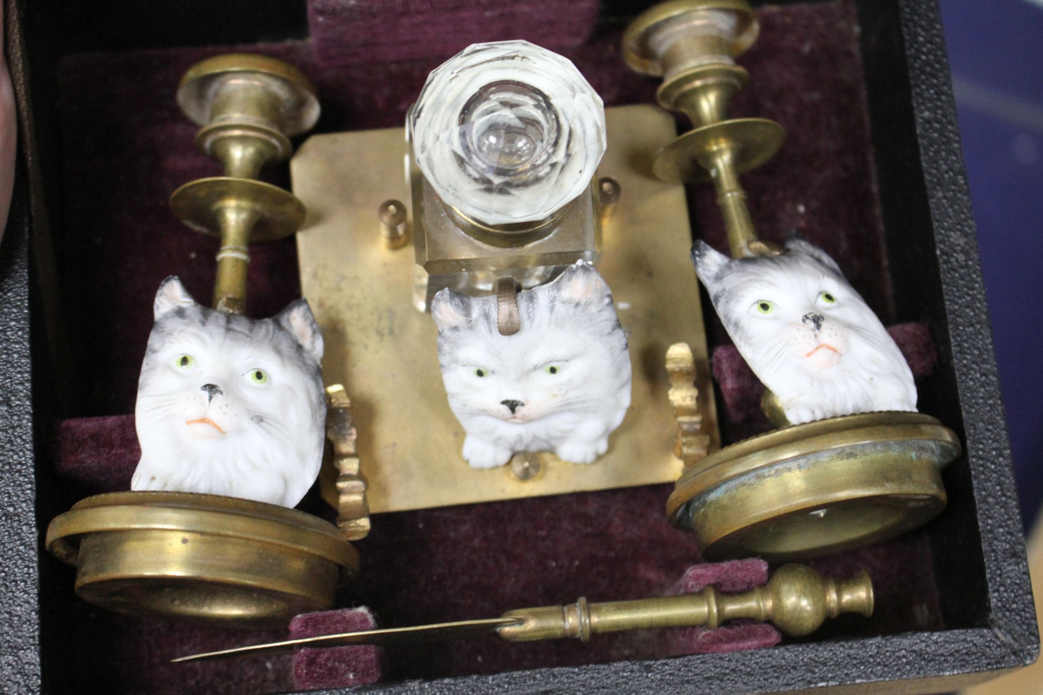 A group of assorted ornaments all relating to cats, comprising: boxed four piece desk set, a painted - Image 7 of 7