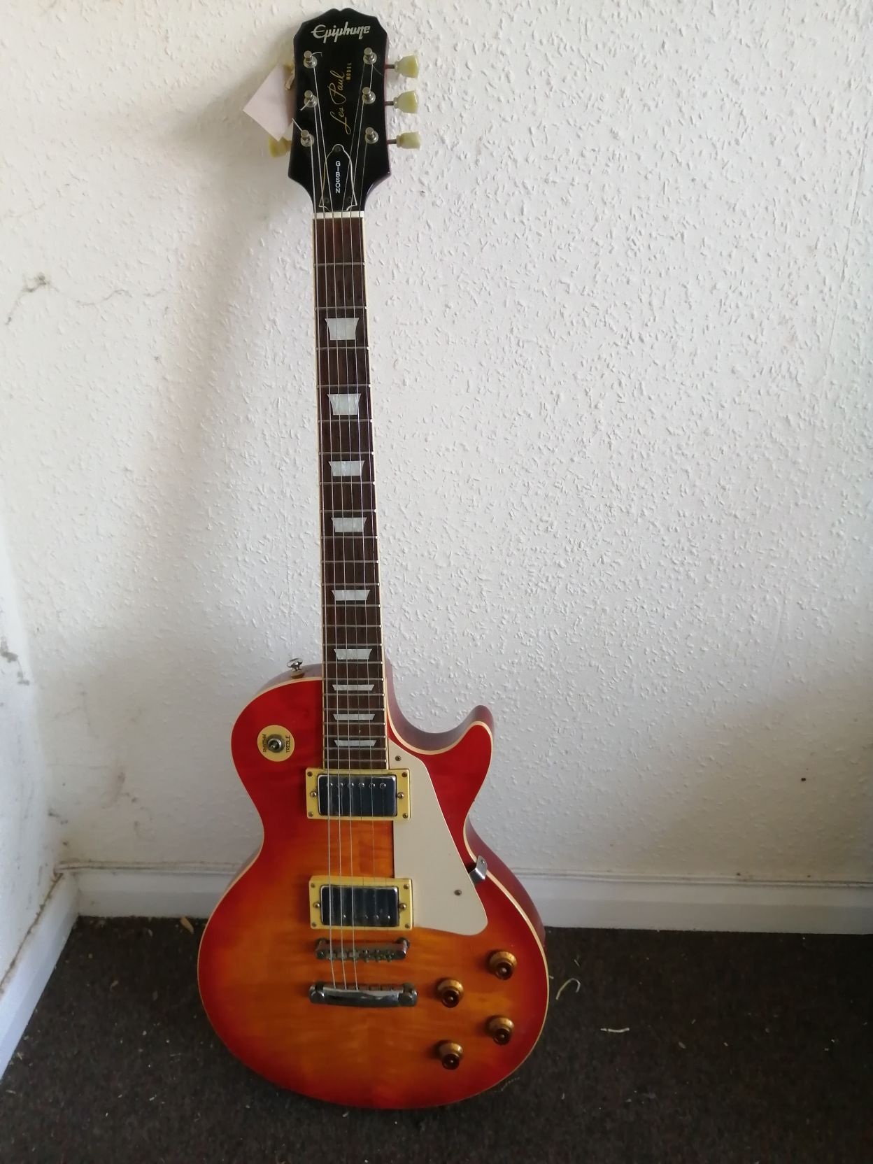 An Epiphone Les Paul guitar Condition: Rhythm input / selector not working, middle and tredle are