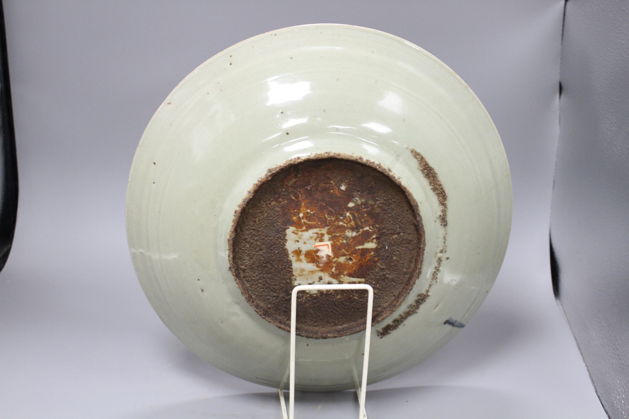 A Chinese Ming celadon dish, Zhangzhou kilns, c.1580-1620, incised with fish and water plants, - Image 5 of 5