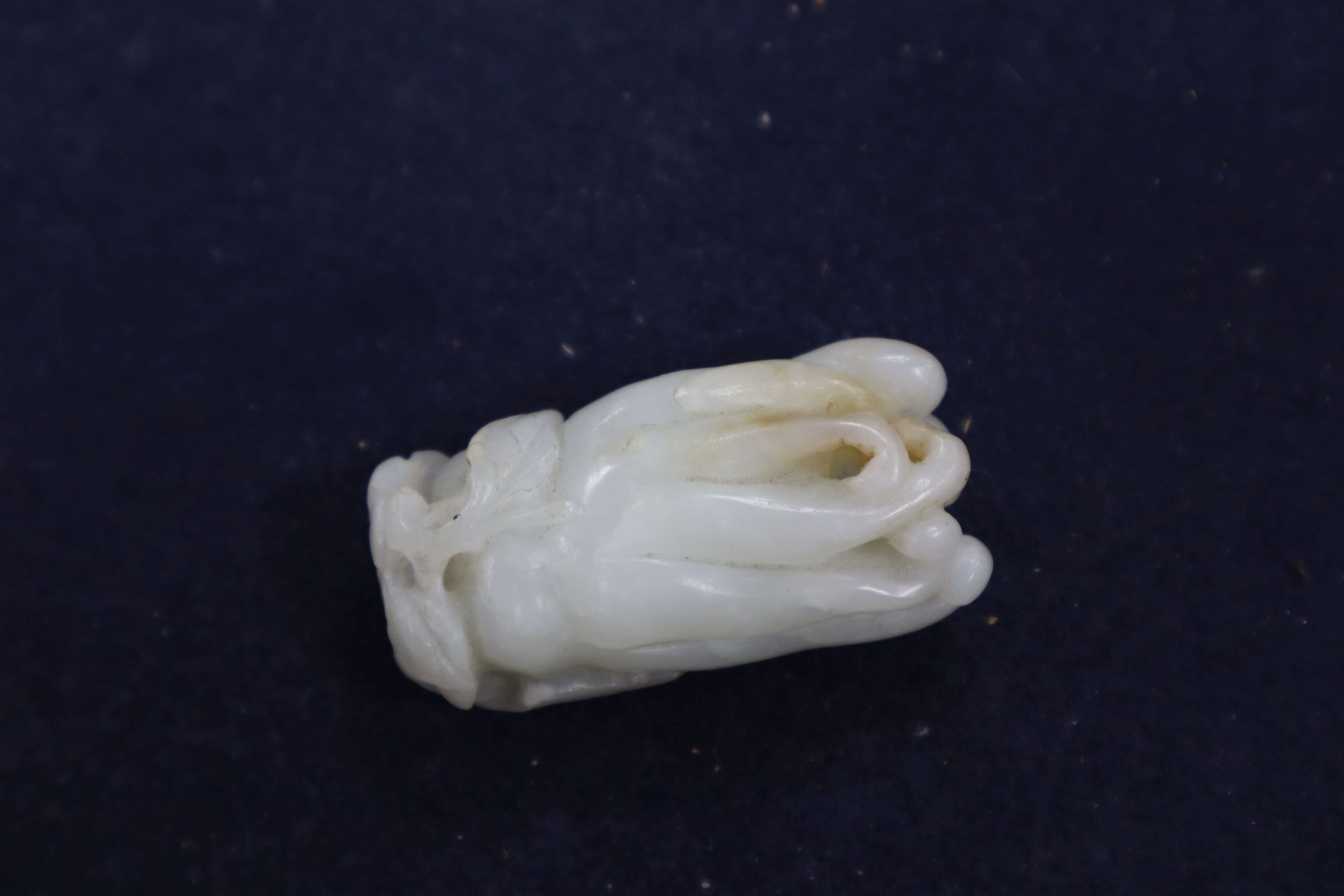 A Chinese jade carving of a finger citron, length 5.5cm, width 2.5cm, depth 2cm Condition: some - Image 7 of 11