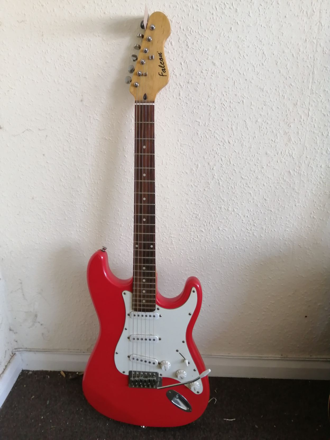 A Falcon Strat-style electric guitar Condition: Electrics all working, all 5 selector switches are