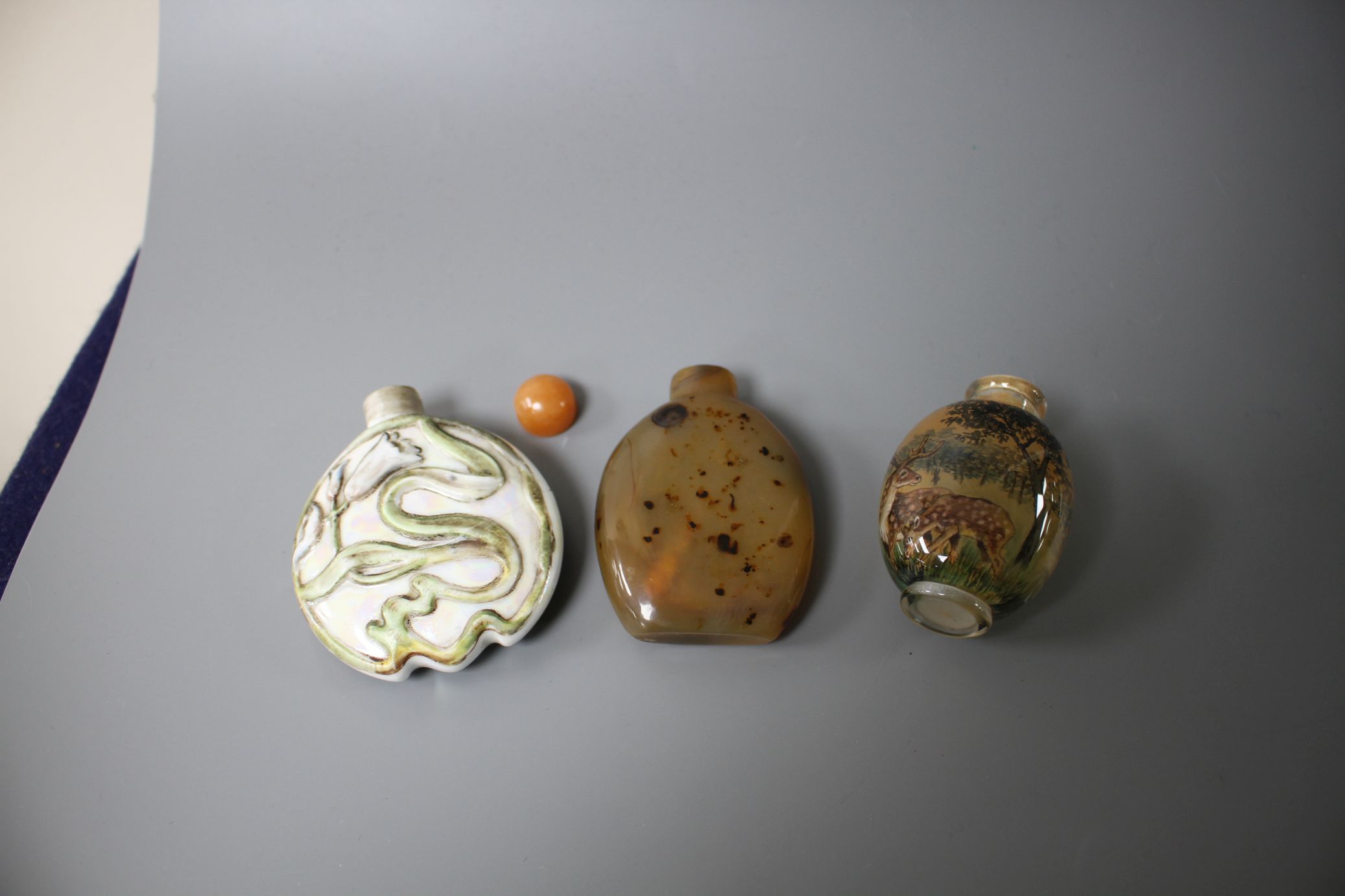 Two Chinese snuff bottles: agate and internally painted glass and a European porcelain scent flask - Image 2 of 7