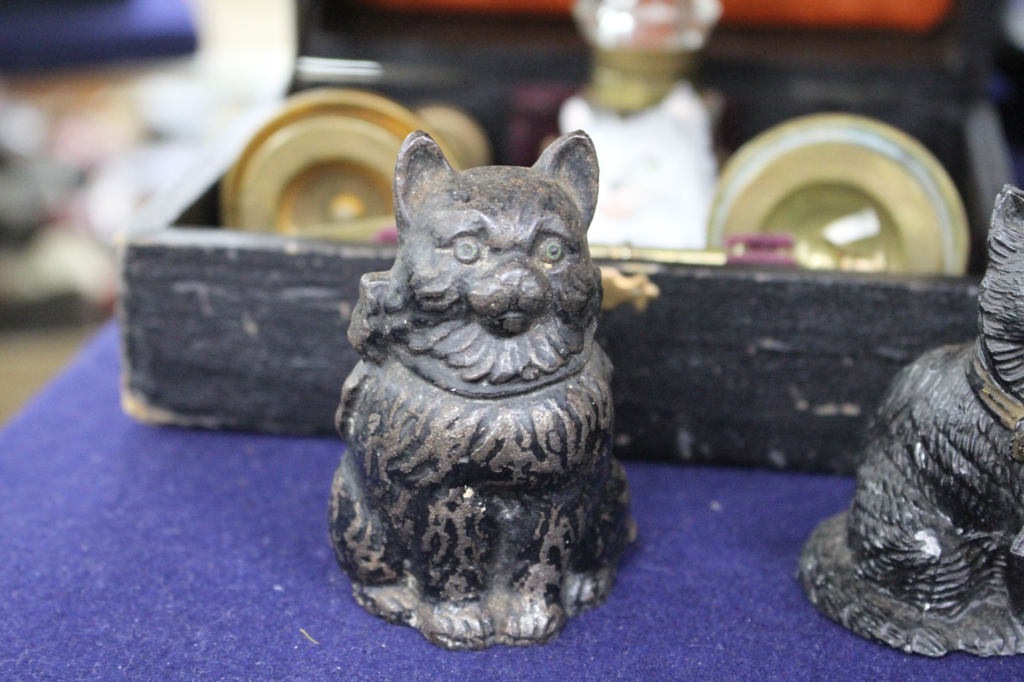 A group of assorted ornaments all relating to cats, comprising: boxed four piece desk set, a painted - Image 2 of 7