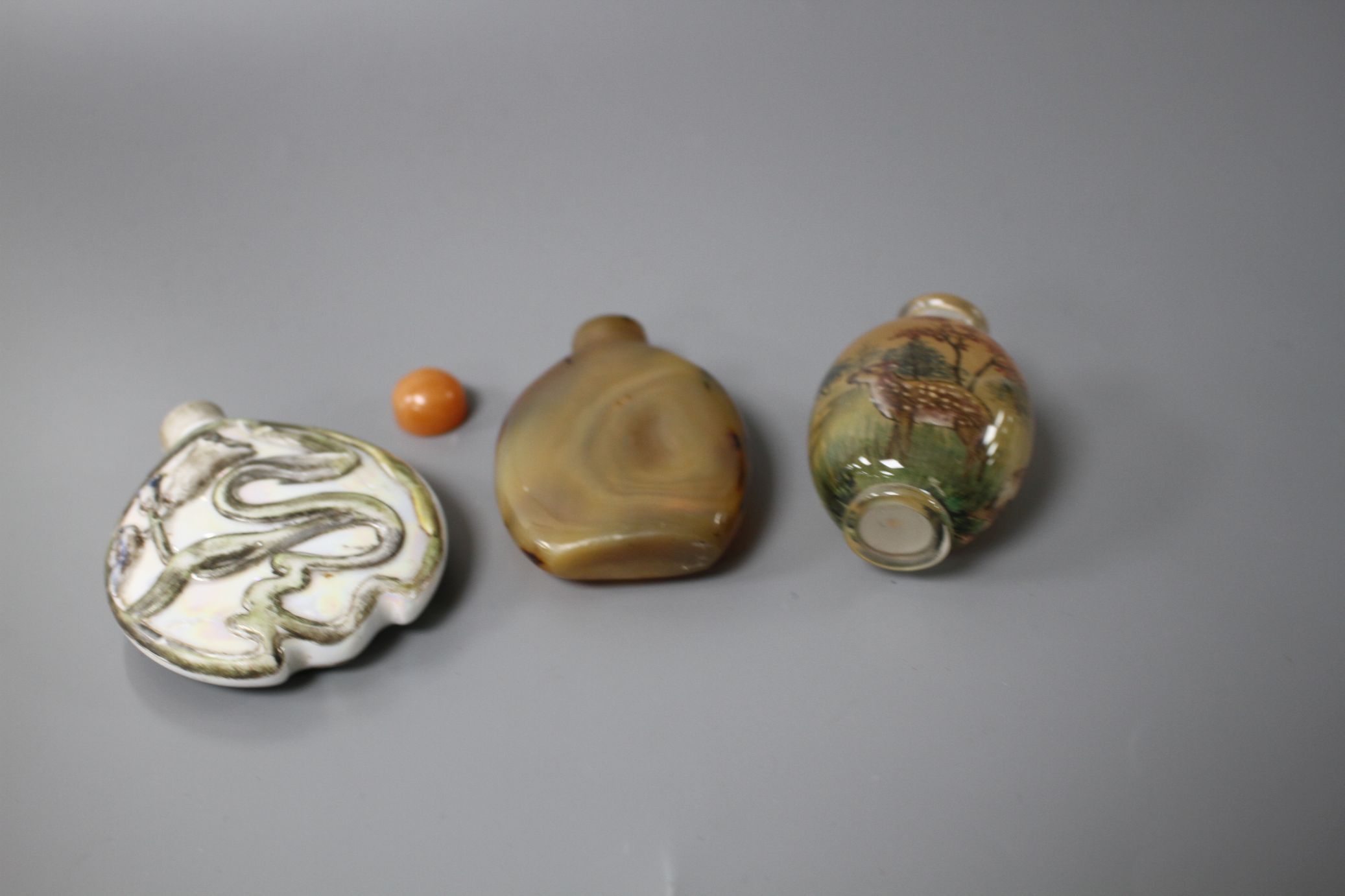 Two Chinese snuff bottles: agate and internally painted glass and a European porcelain scent flask - Image 7 of 7