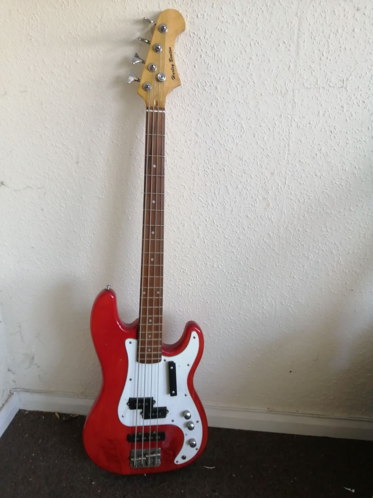 A Harley Benton electric bass guitar Condition: Electrics are working, crackle to pots, a hand