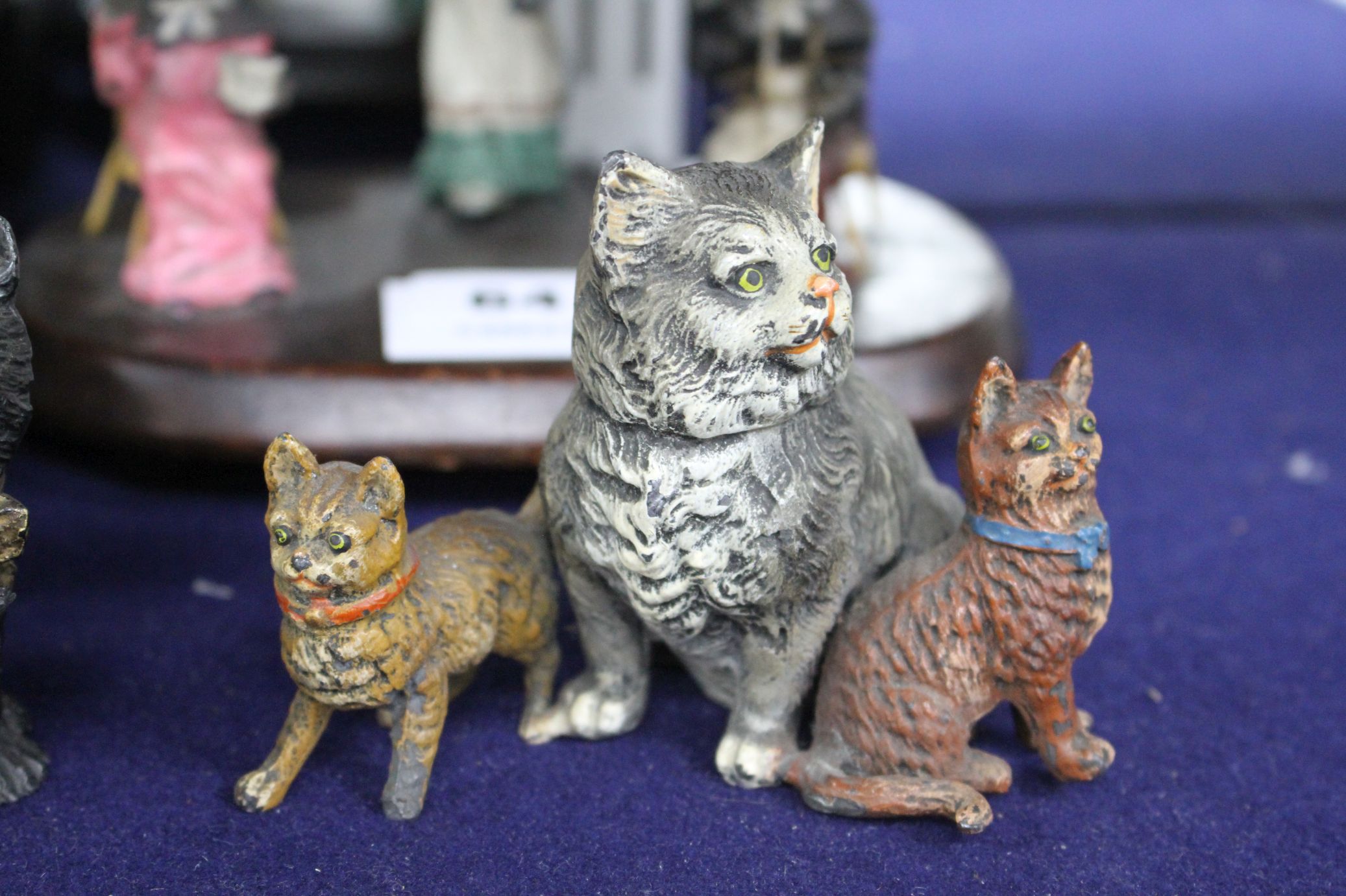 A group of assorted ornaments all relating to cats, comprising: boxed four piece desk set, a painted - Image 4 of 7