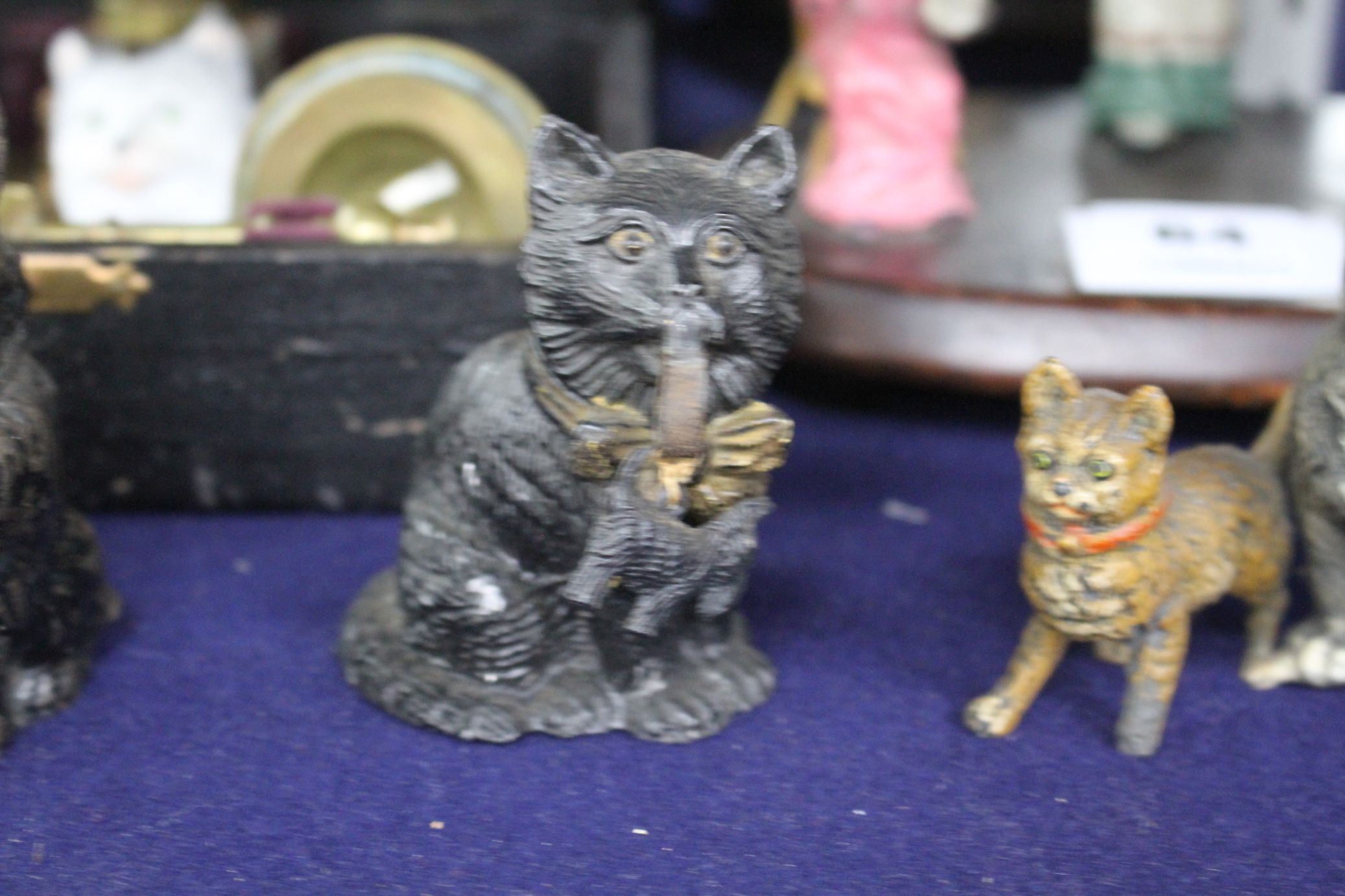 A group of assorted ornaments all relating to cats, comprising: boxed four piece desk set, a painted - Image 3 of 7