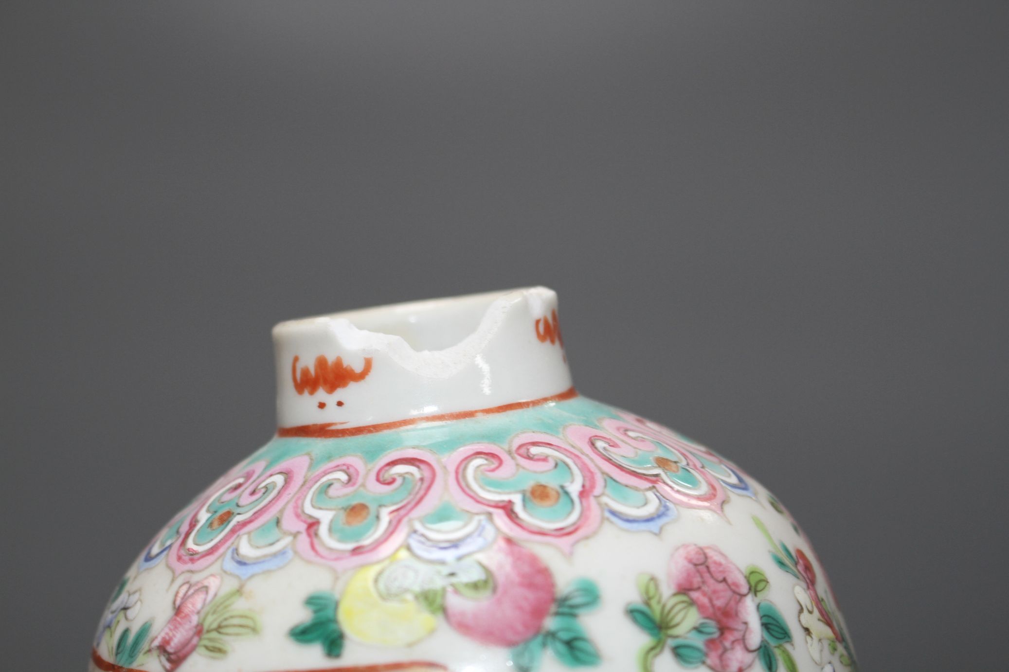 A 19th century Chinese famille rose baluster vase and cover, height 24cm Condition: Top finial - Image 6 of 14