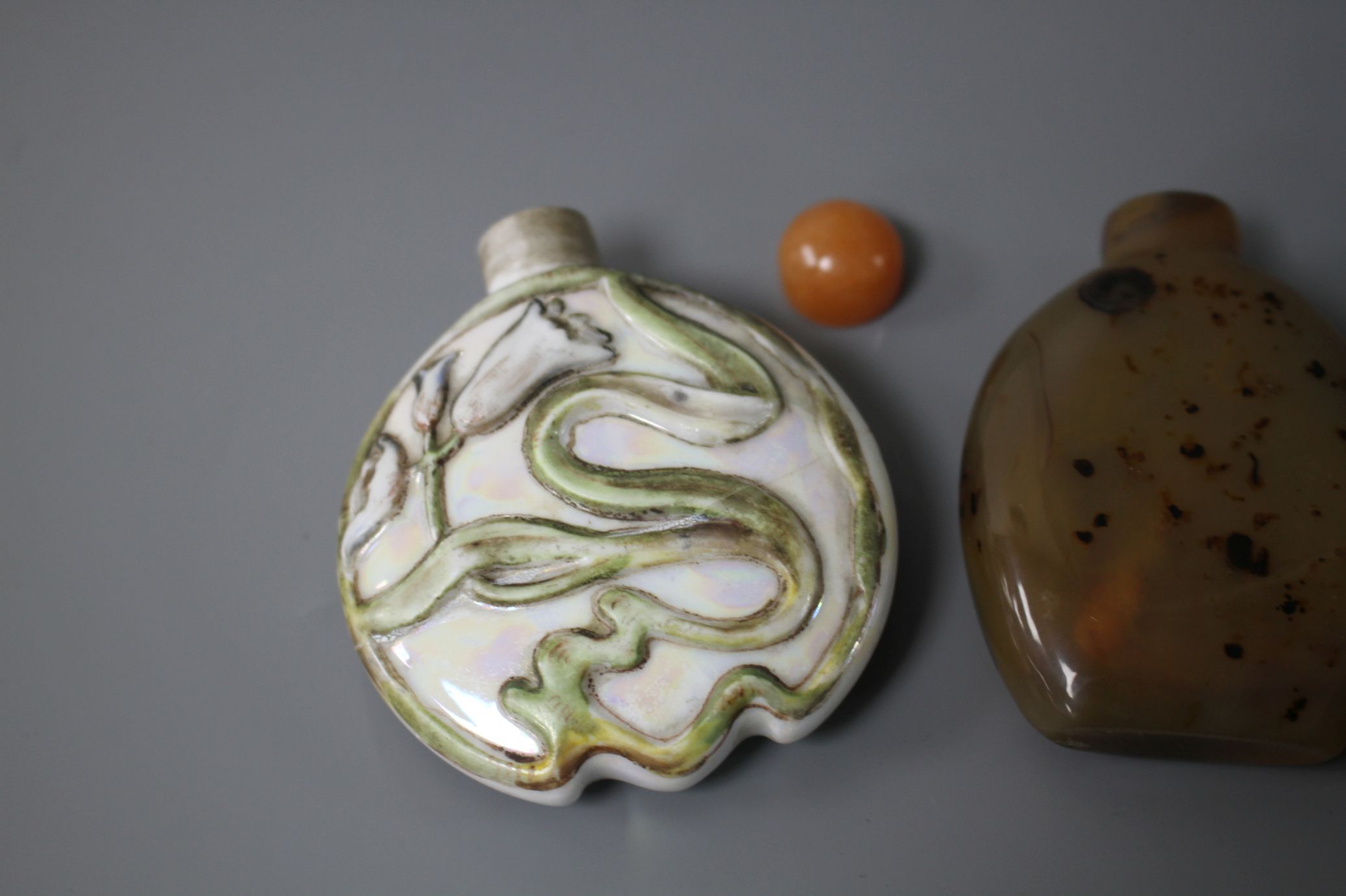 Two Chinese snuff bottles: agate and internally painted glass and a European porcelain scent flask - Image 3 of 7