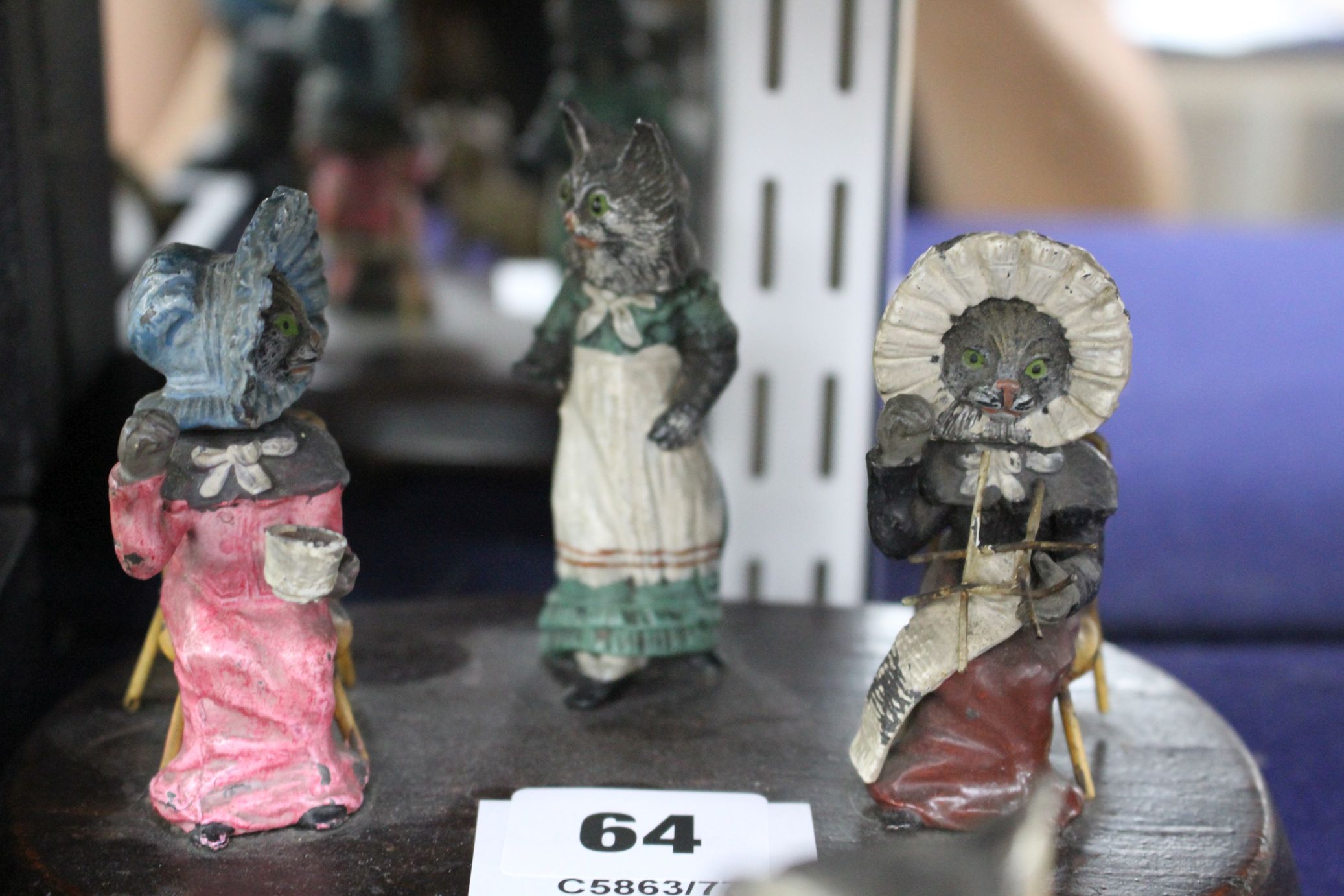 A group of assorted ornaments all relating to cats, comprising: boxed four piece desk set, a painted - Image 5 of 7